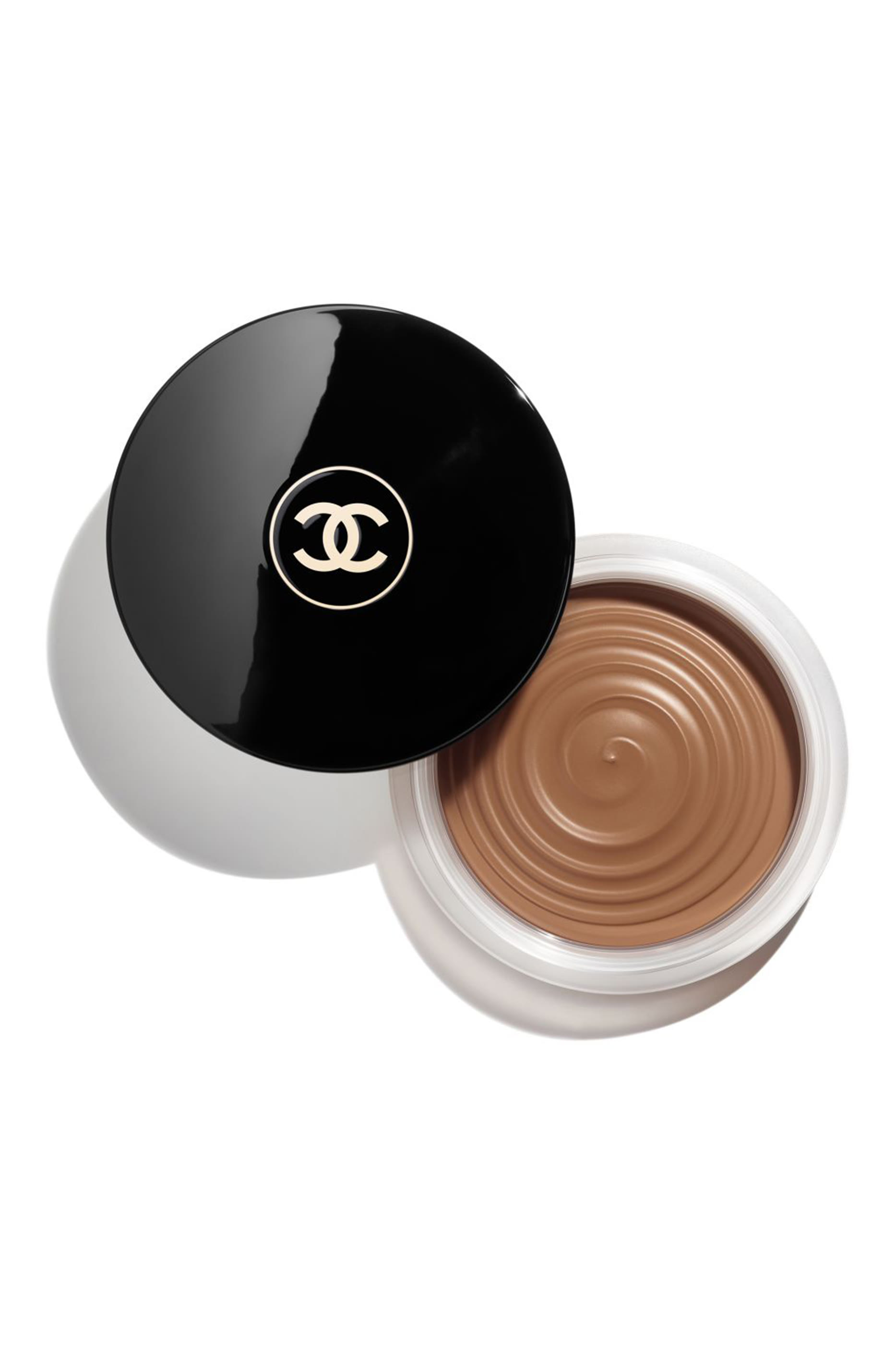 CHANEL LES BEIGES CREME ENSOLEILLEE مستحضر تسمير بتركيبة جل كريمية لتأثير البشرة التي لوّحتها الشمس طبيعي.