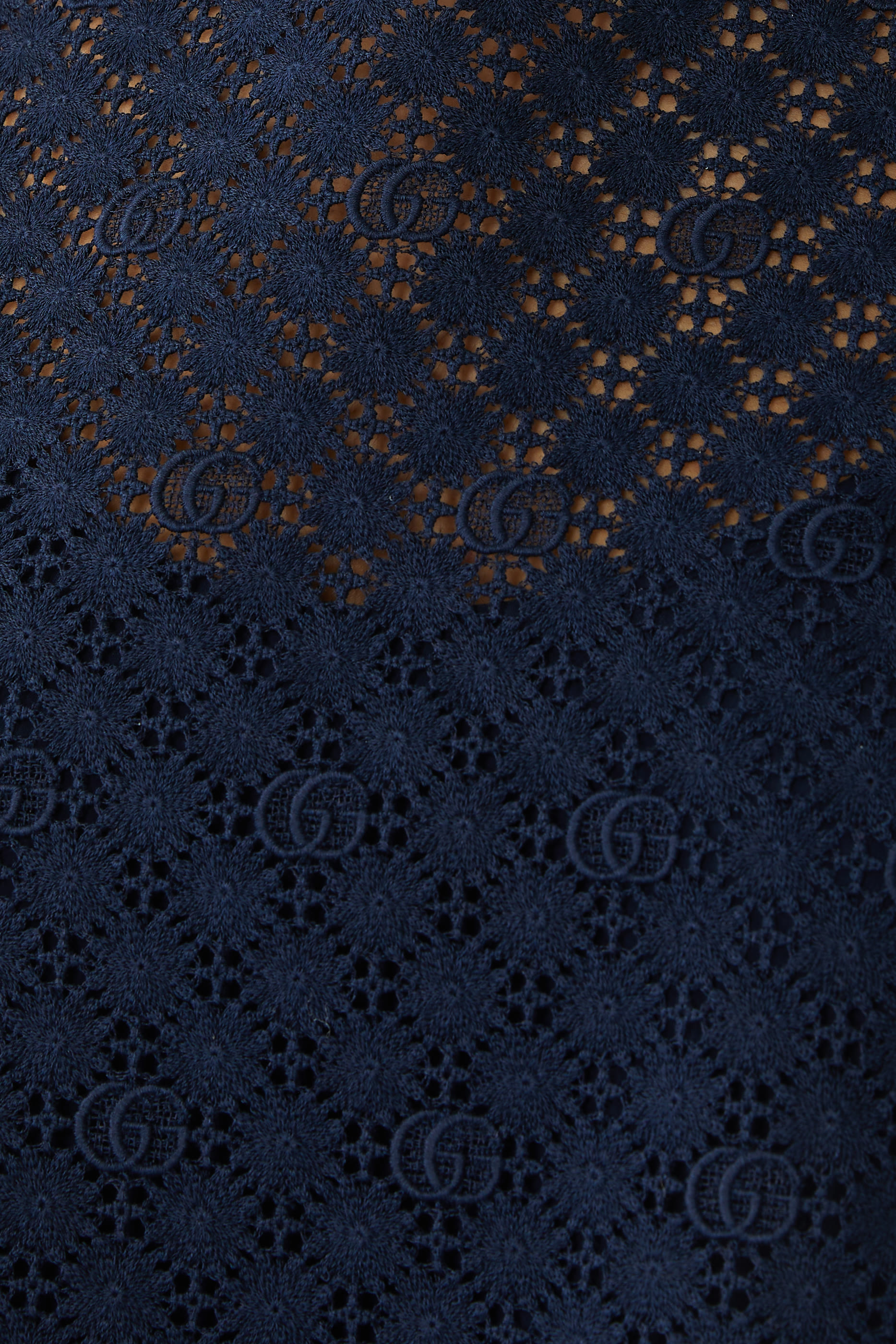 بلوزة دانتيل بحرفي شعار الماركة على شكل زهرة