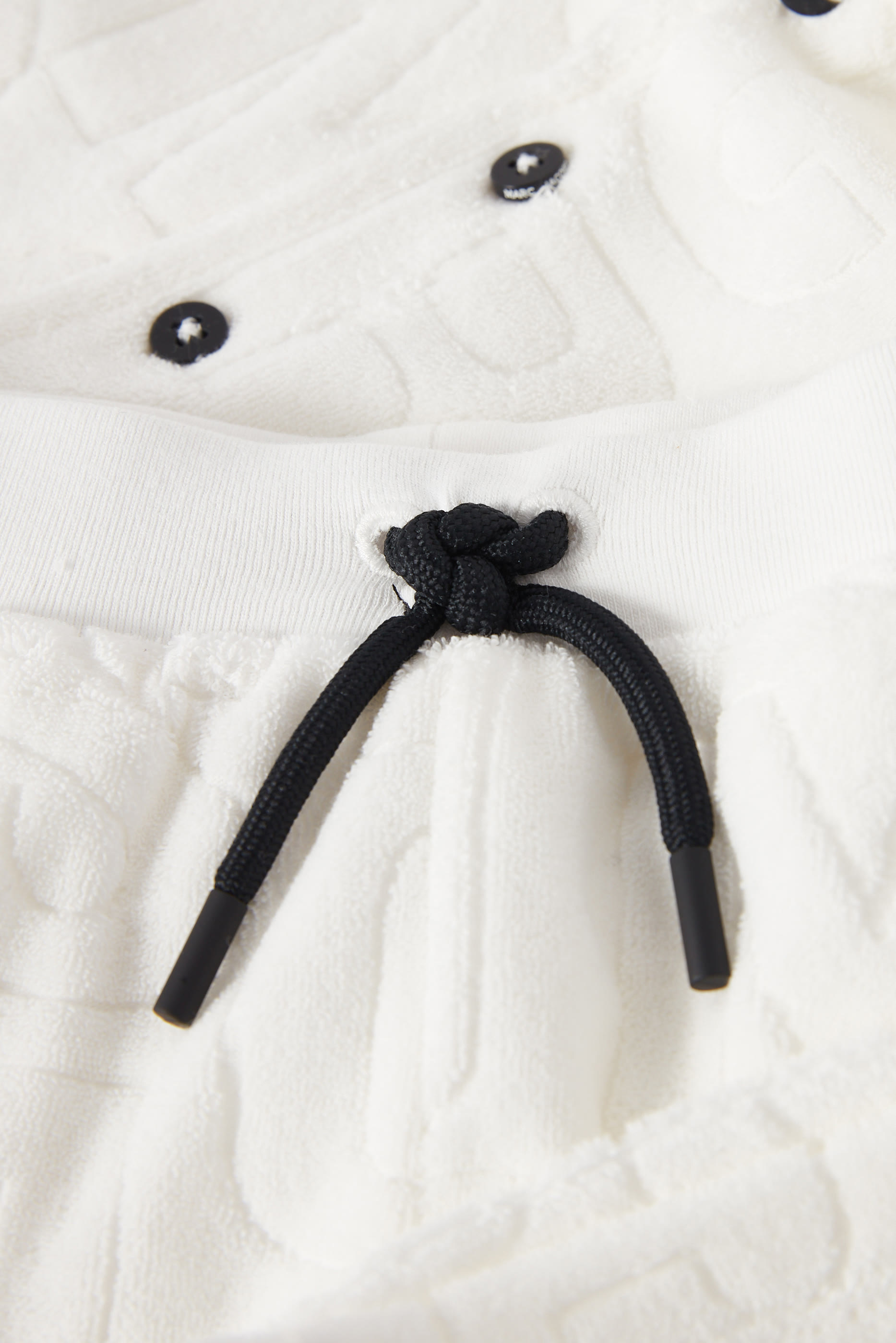 طقم قميص وشورت بشعار الماركة للأطفال