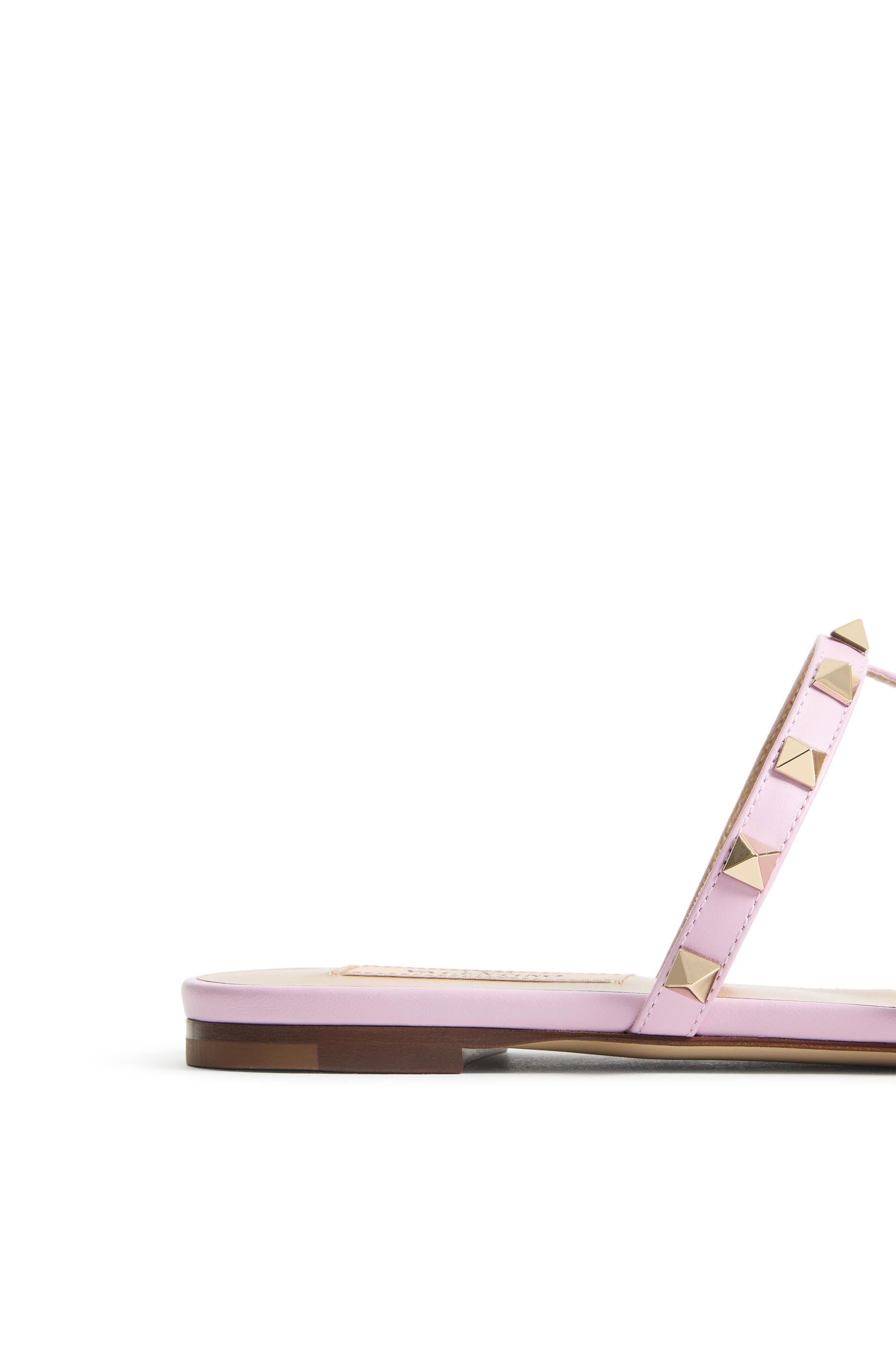 حذاء خفيف بحلي هرمية وكعب مسطح