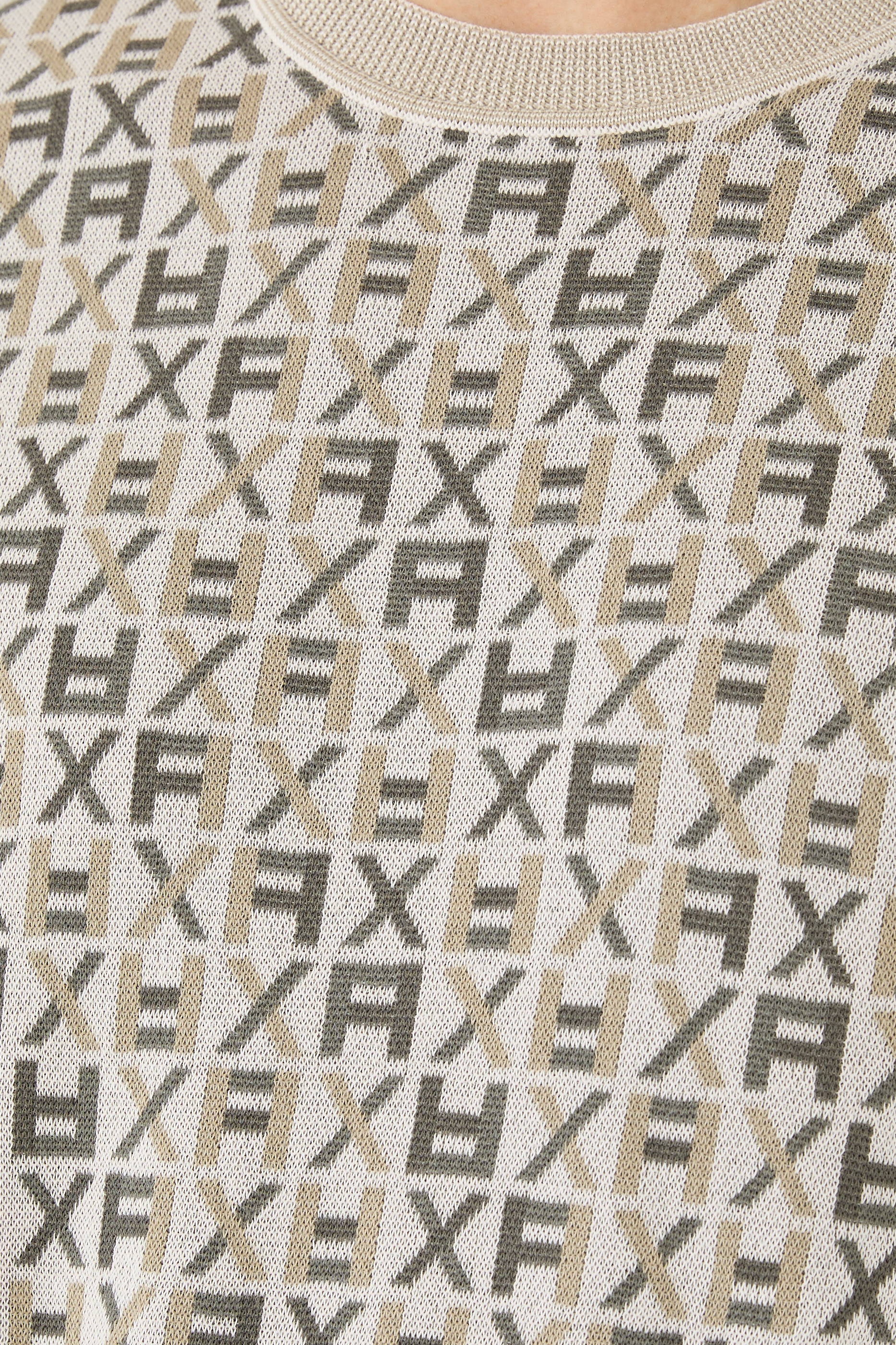 كنزة مزينة كليا بشعار الماركة