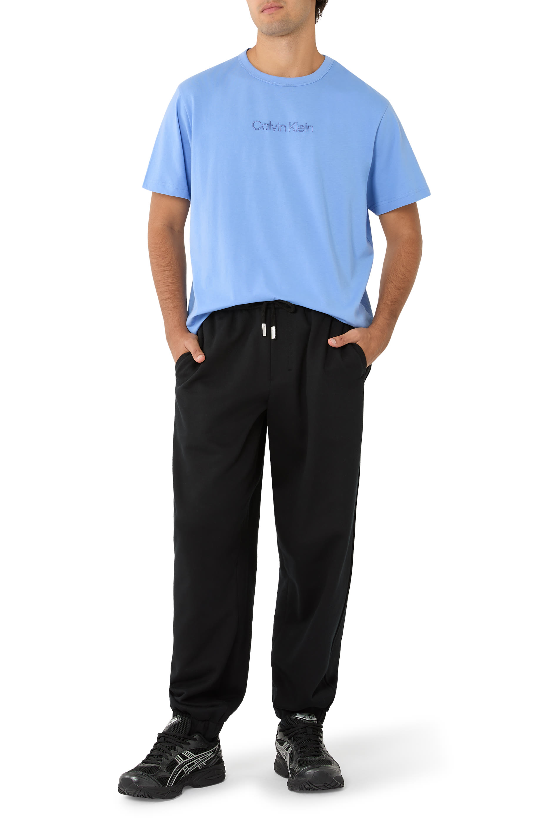 تيشيرت بياقة ضيقة