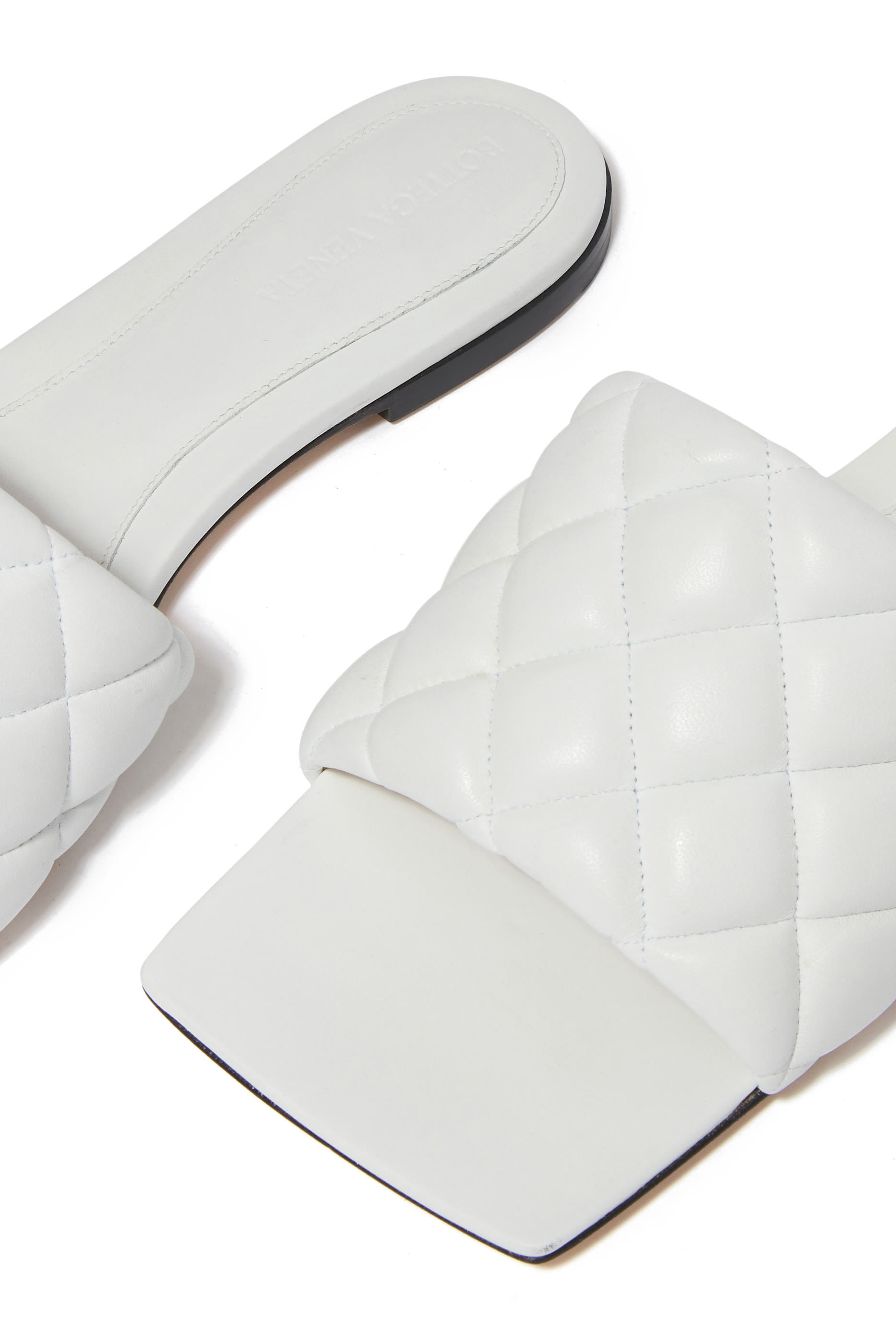 حذاء مفتوح من الخلف مبطن بكعب مسطح