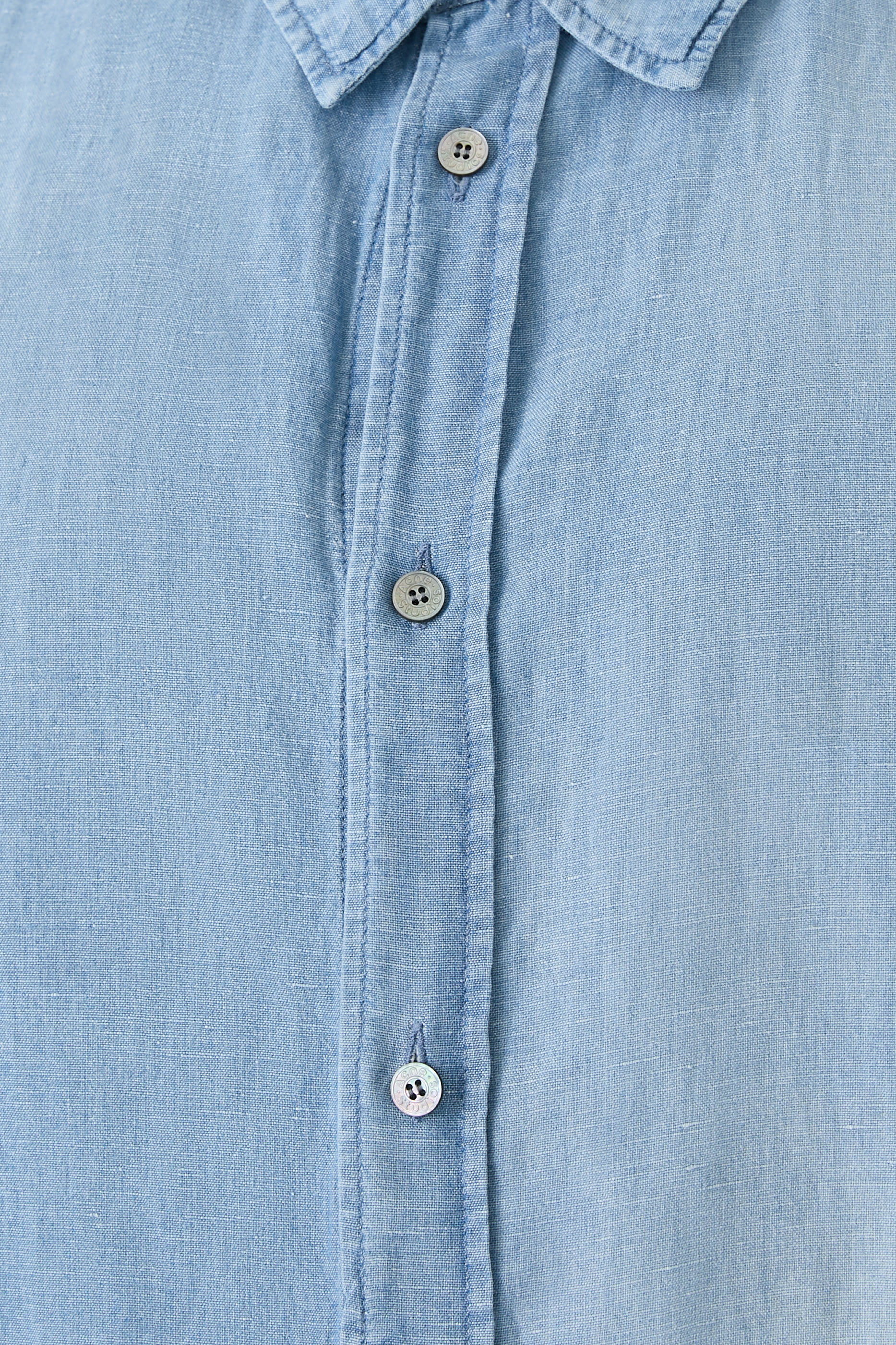 قميص بأكمام قصيرة