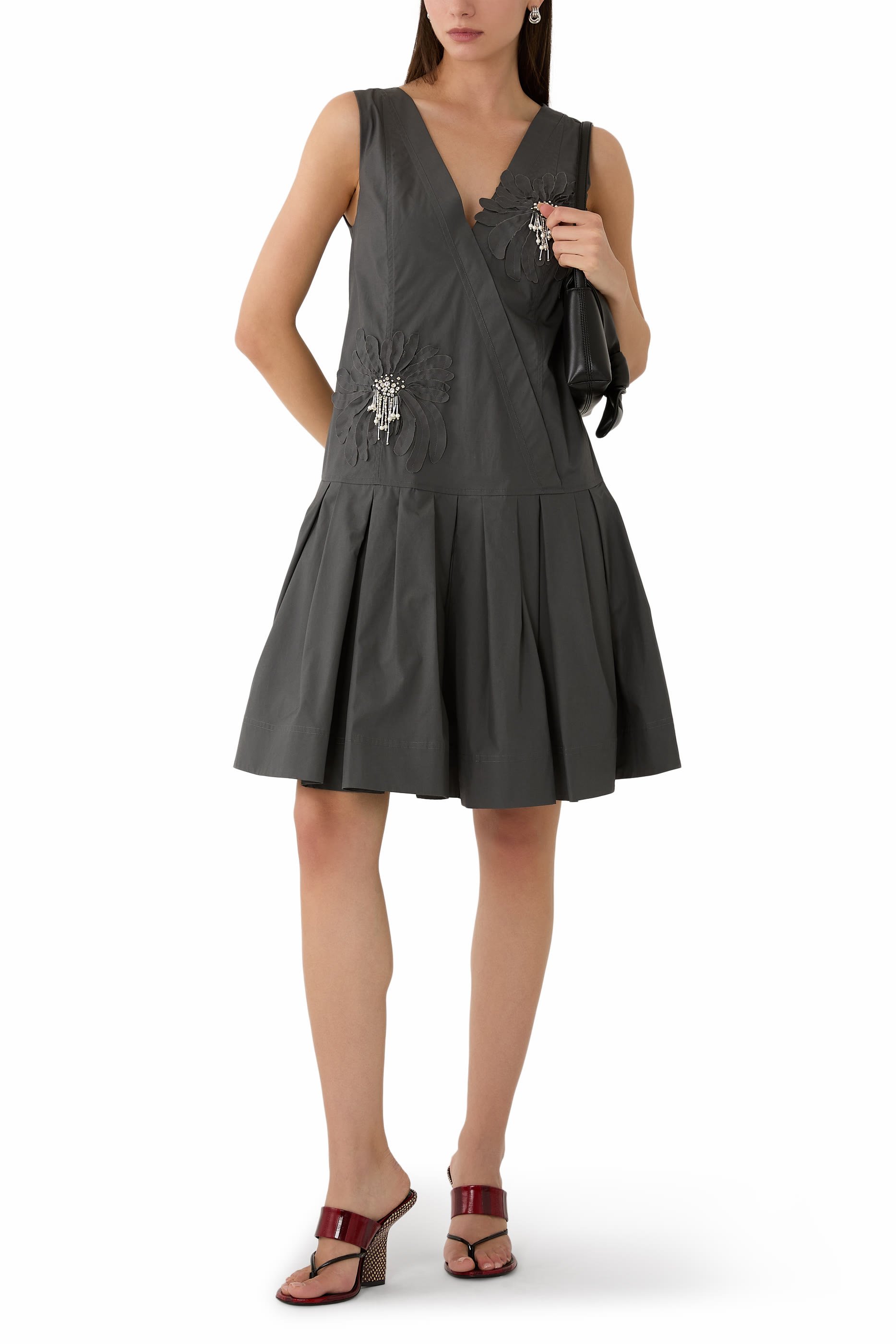 فستان درابيه بلا أكمام بتطريزات زهور بارزة الملمس