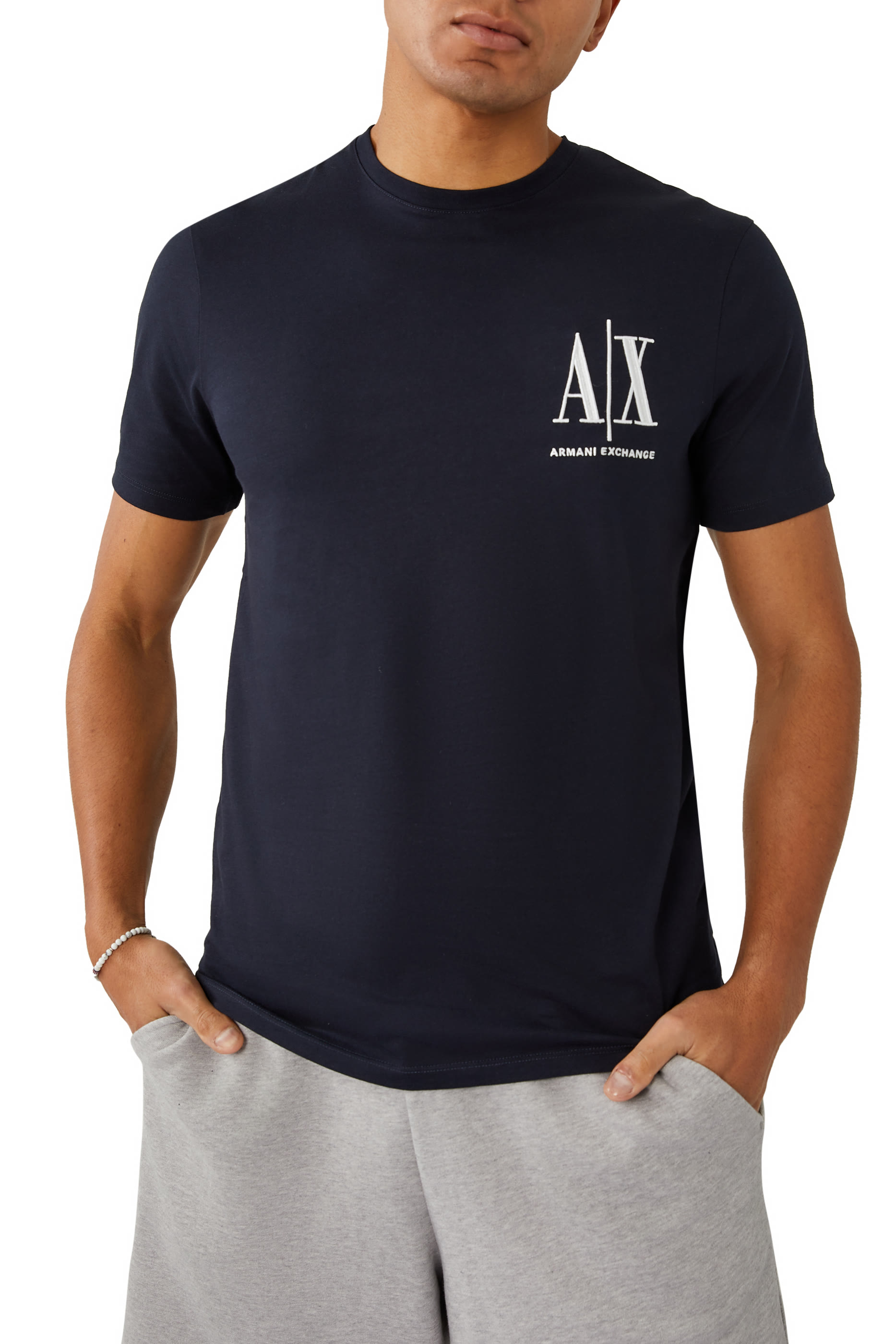 تي شيرت بطبعة شعار الماركة الشهير