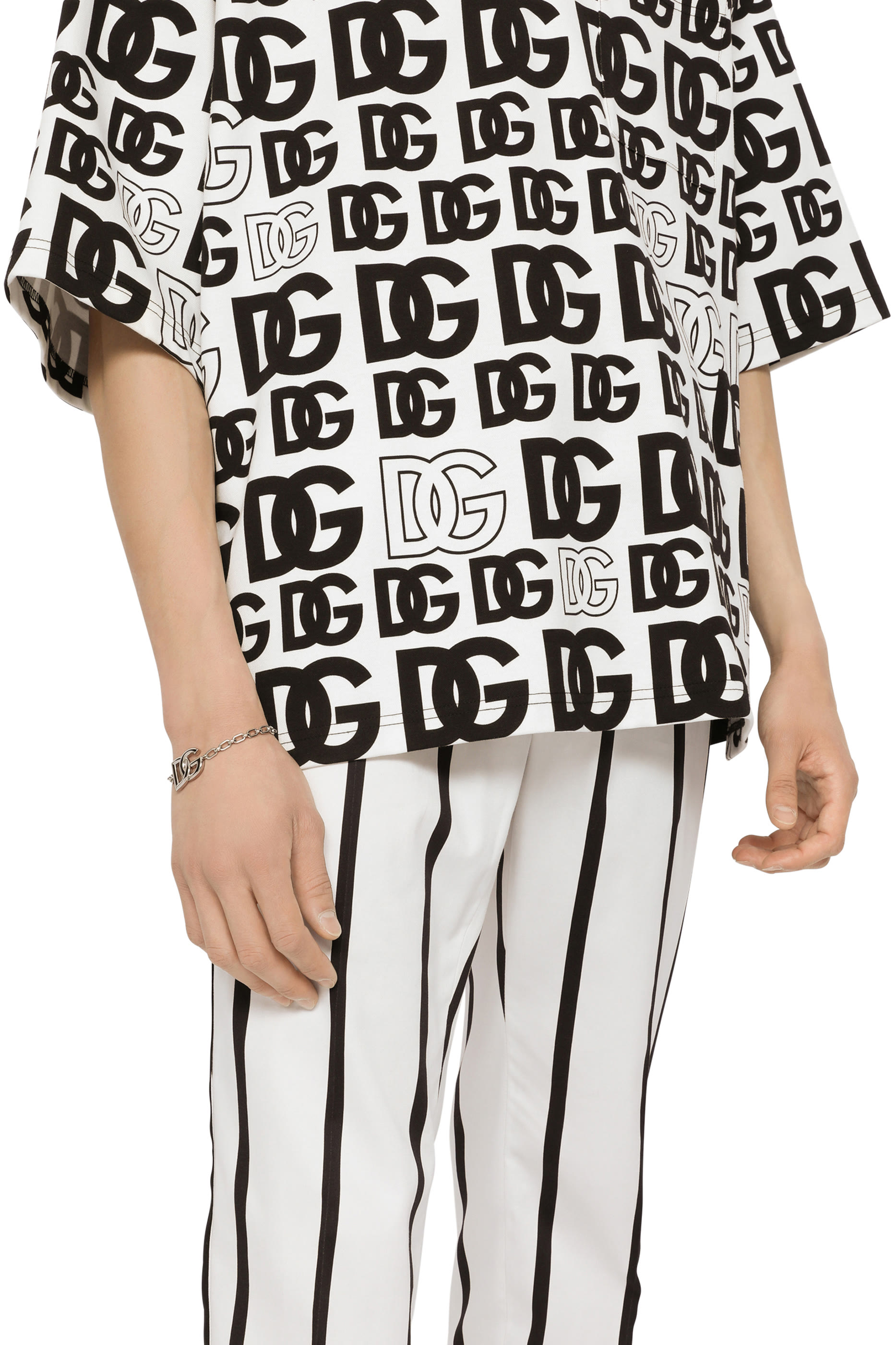 سوار بتصميم سلسلة بحلقات وحلية شعار الماركة