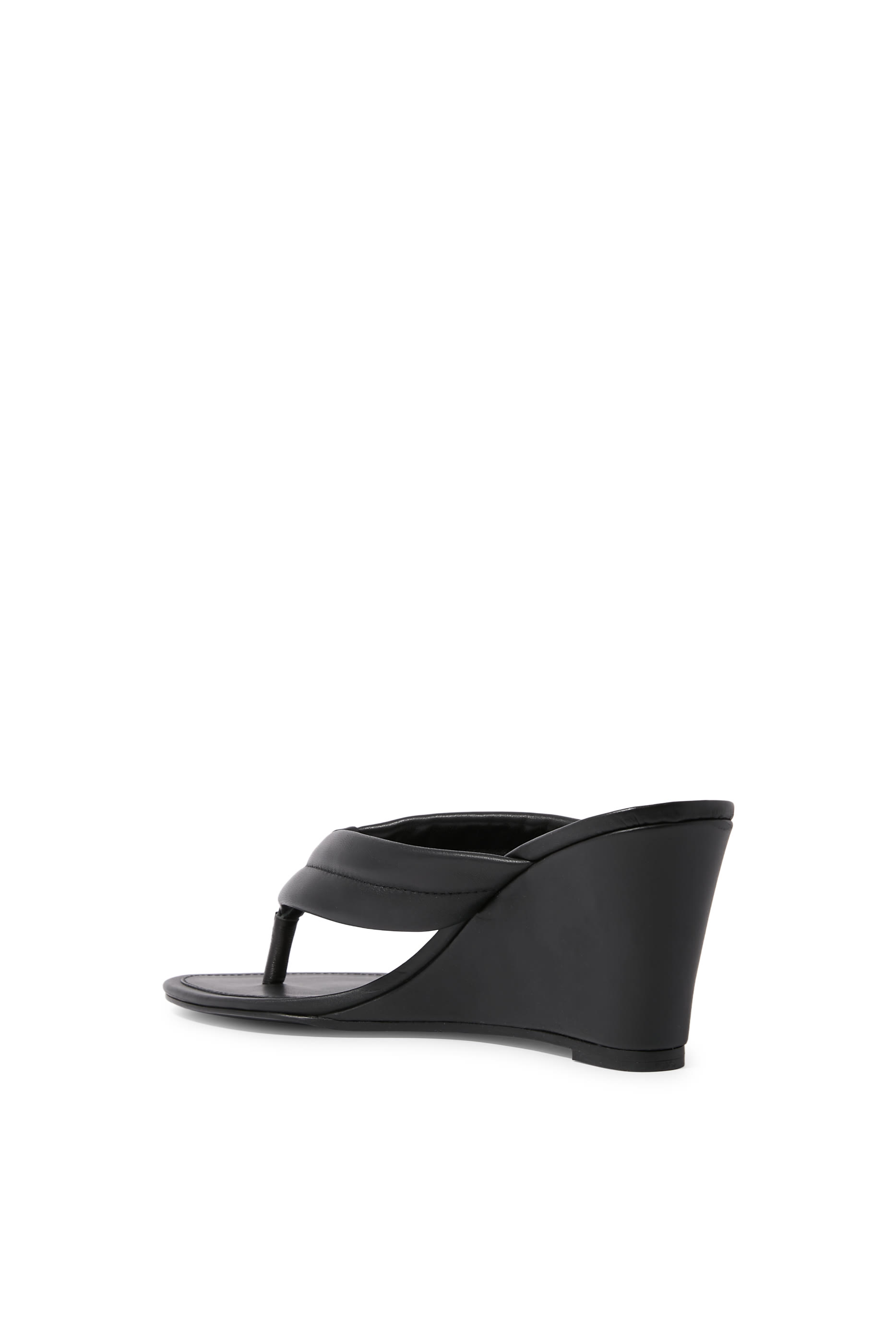 صندل 80 بتصميم ثونج بتفاصيل محاكة وكعب ويدج