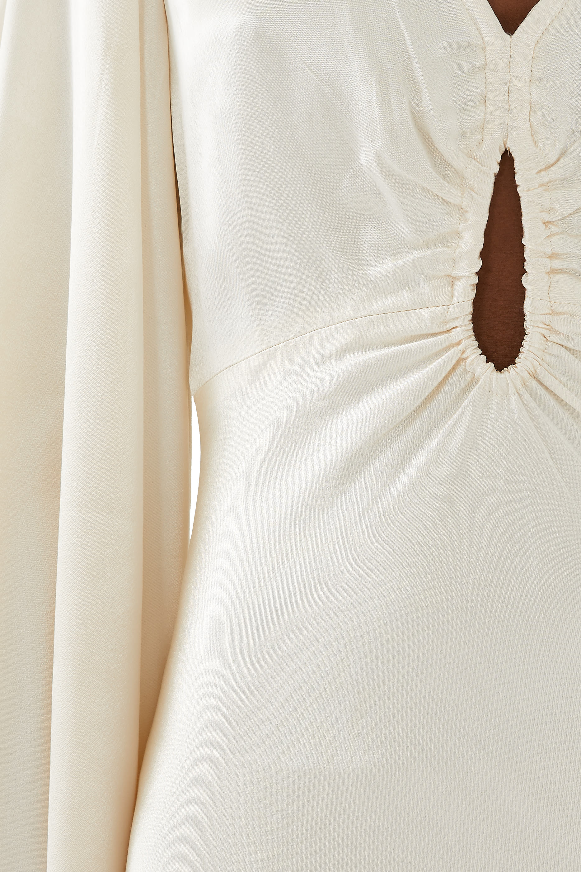 فستان لا لون طويل بأكمام واسعة وفتحة