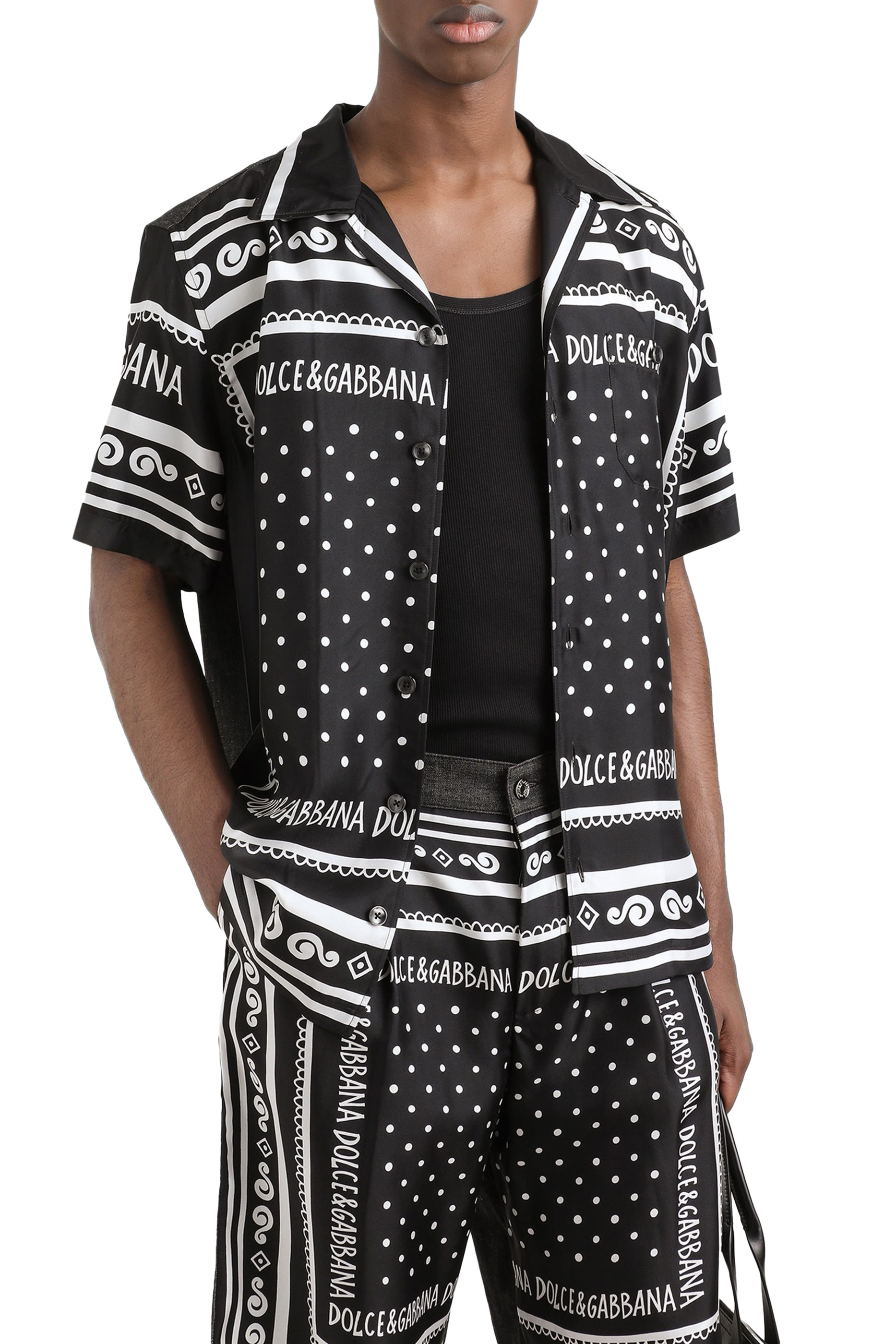 قميص دنيم وحرير بطبعات