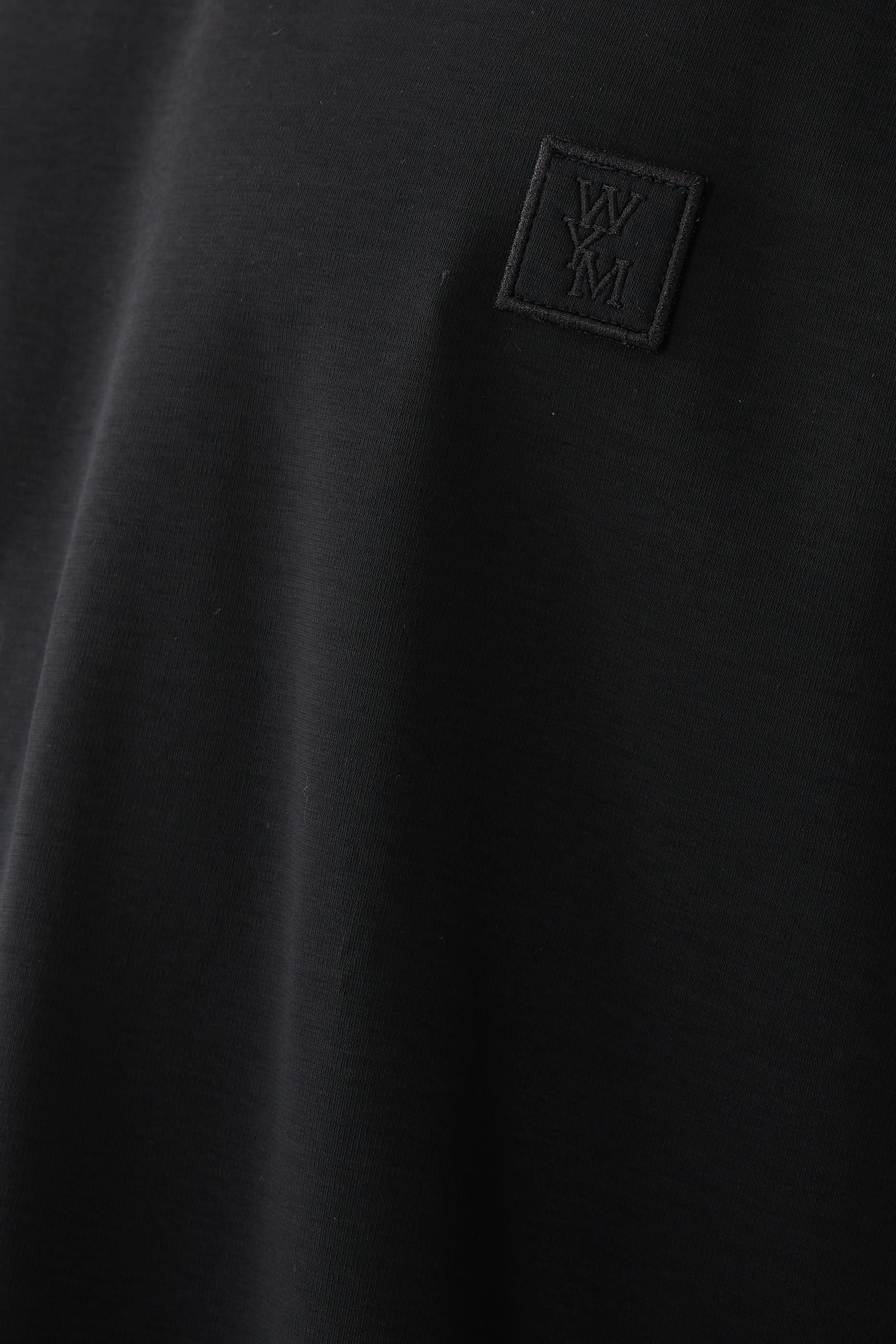 تيشيرت بشعار الماركة وطبعة زهور