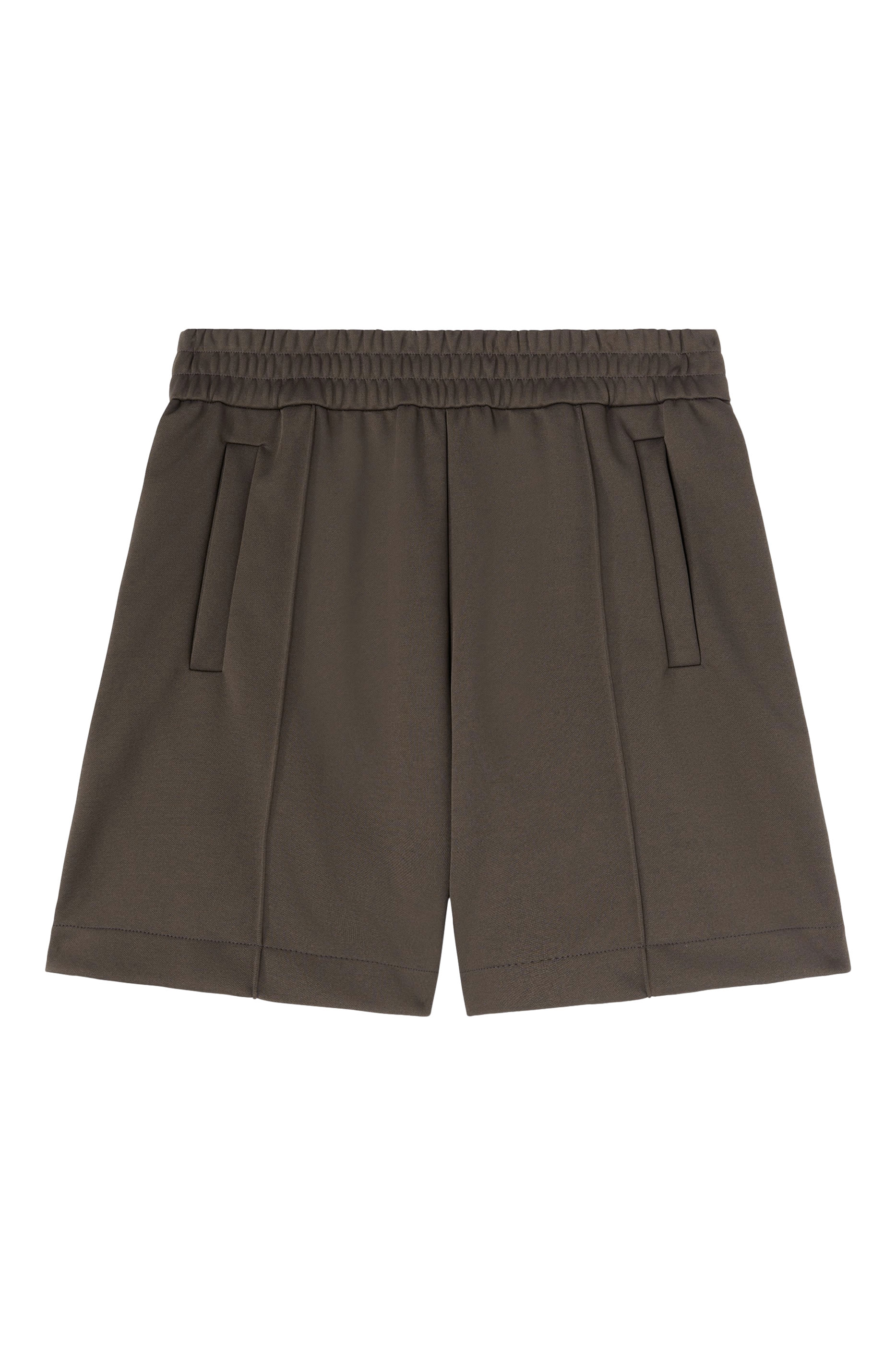 شورت رياضي بشعار الماركة منحني على الظهر