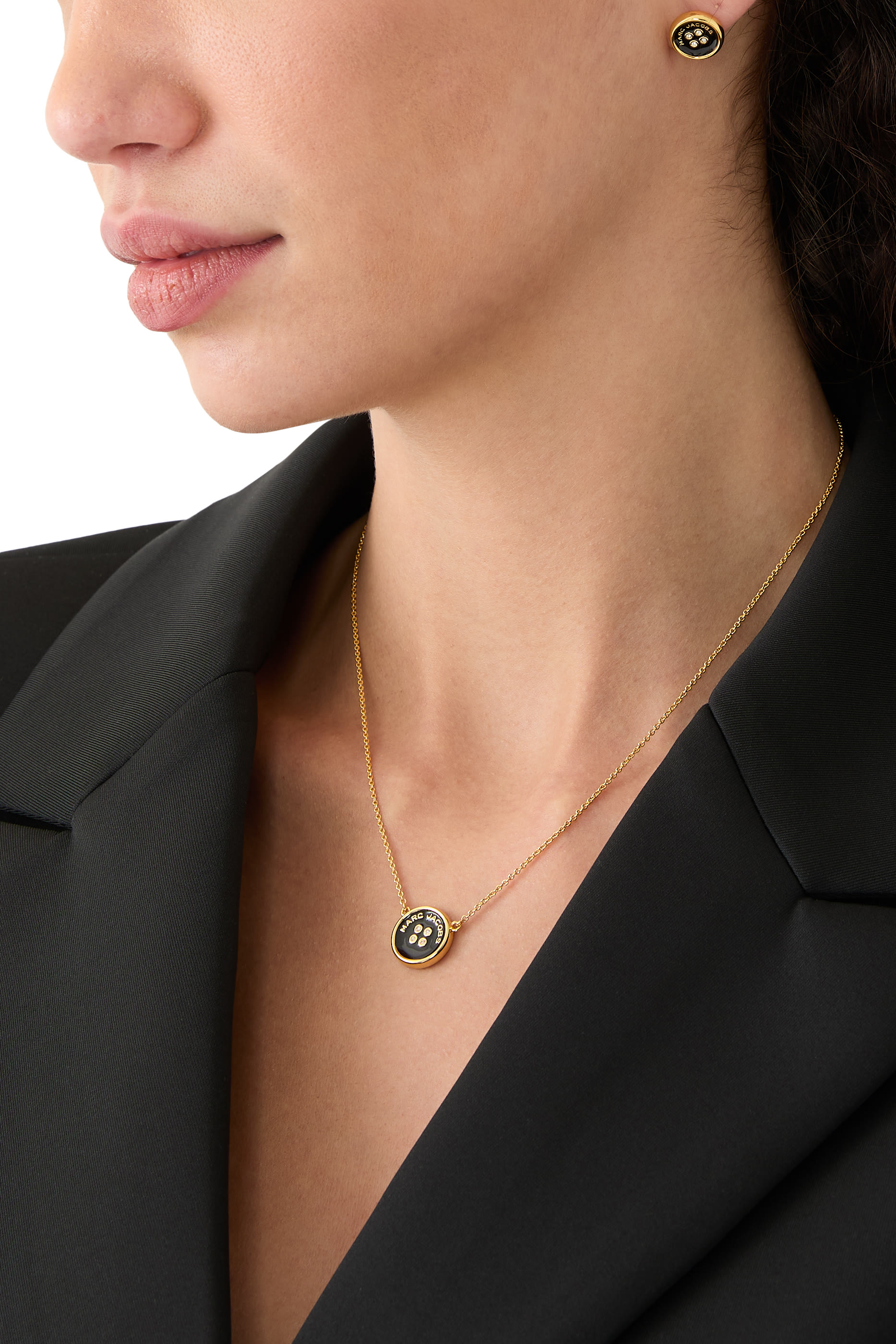 أقراط بتصميم أزرار