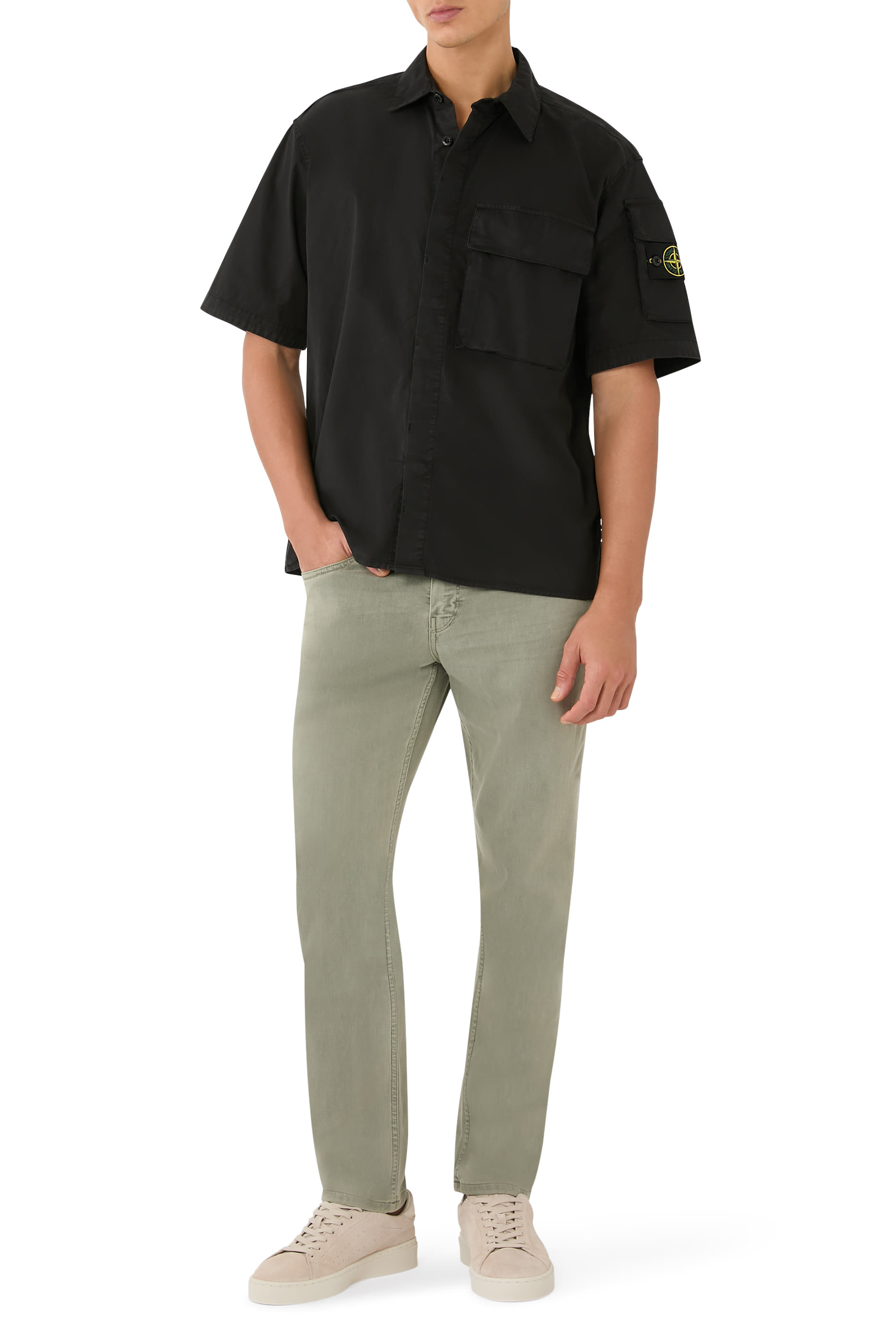 قميص بأكمام قصيرة