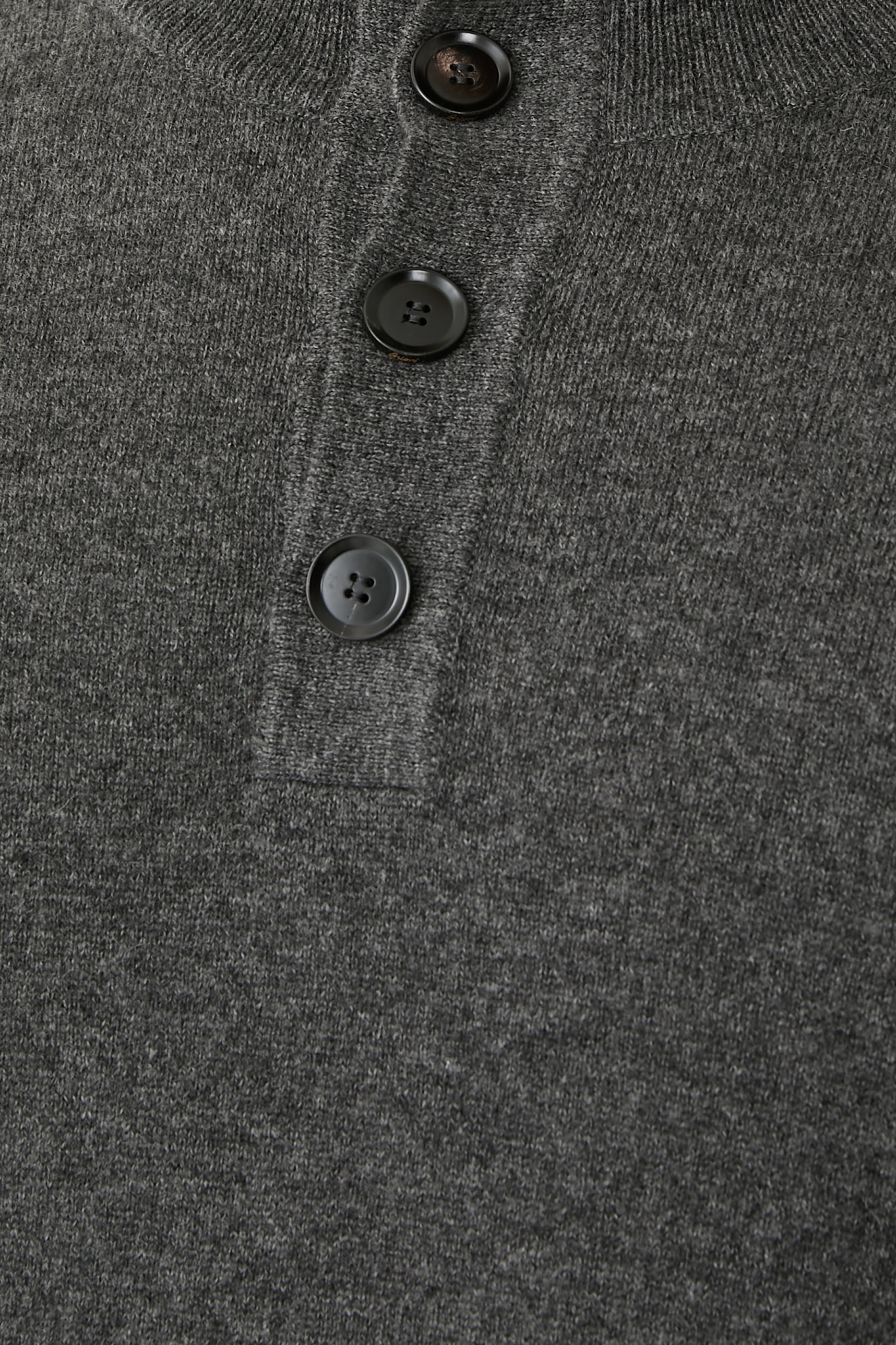 قميص بولو بأزرار وياقة عالية