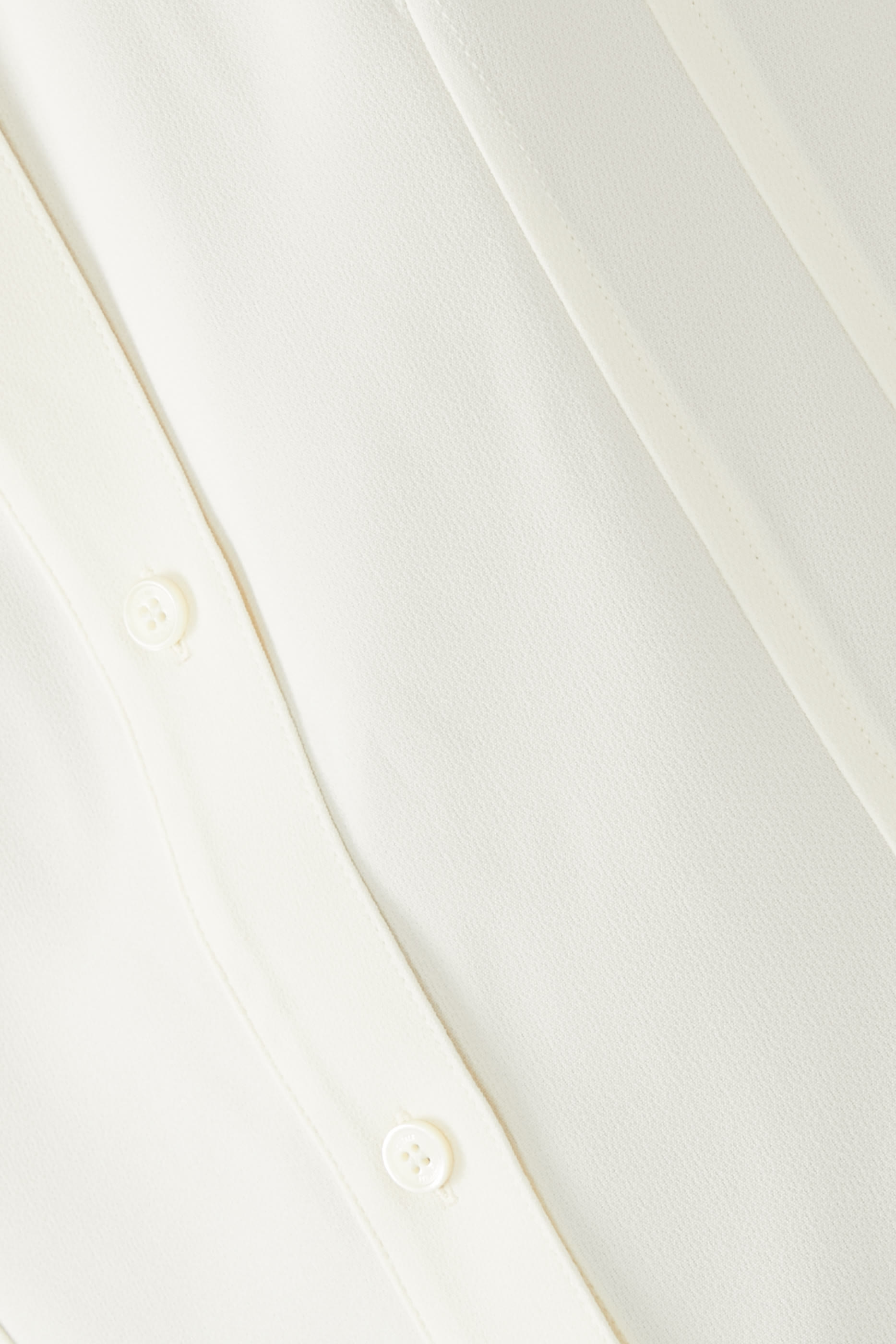 قميص بقصة ضيقة عند الخصر