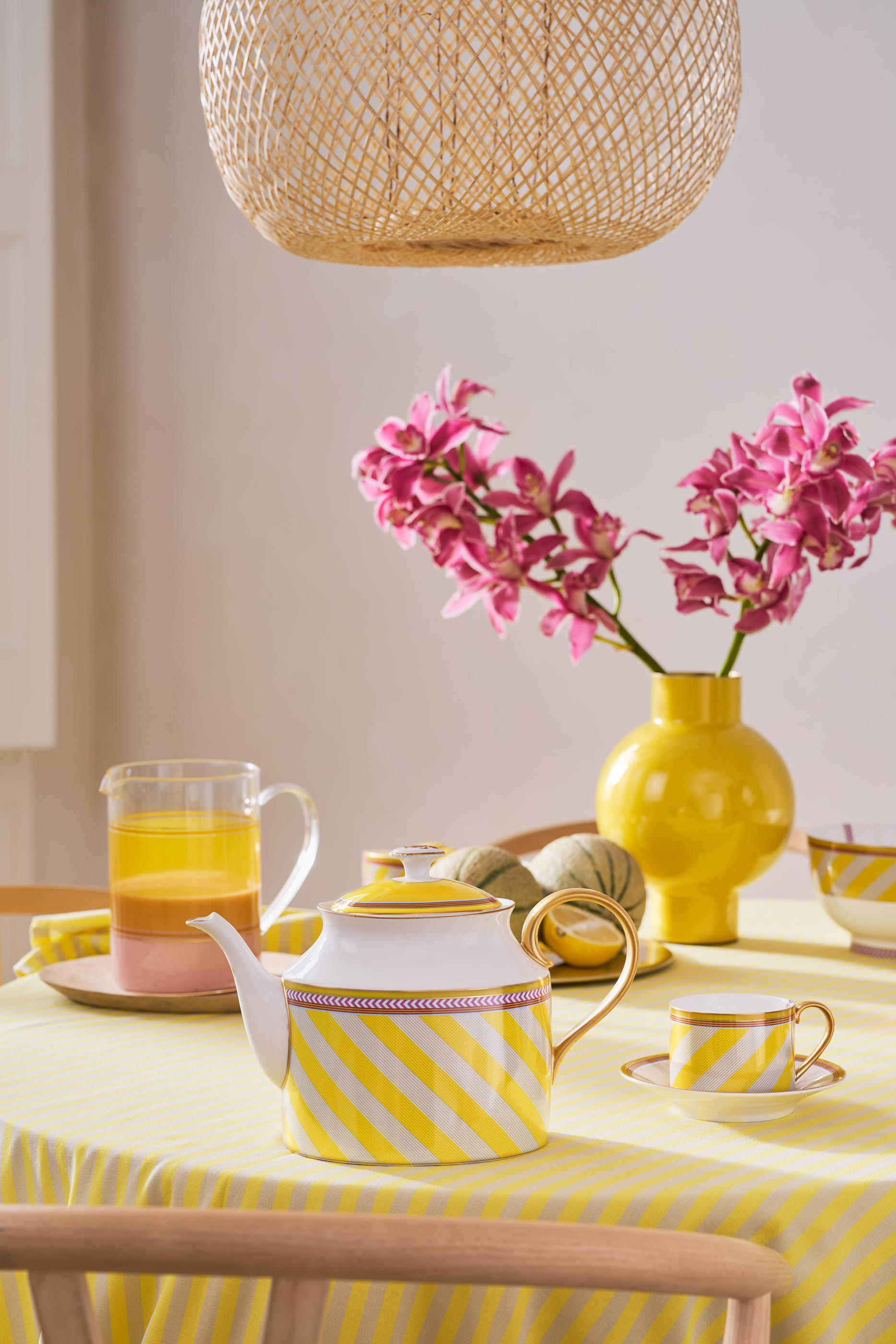 إبريق شاي كبير شيك بنقشة مخططة