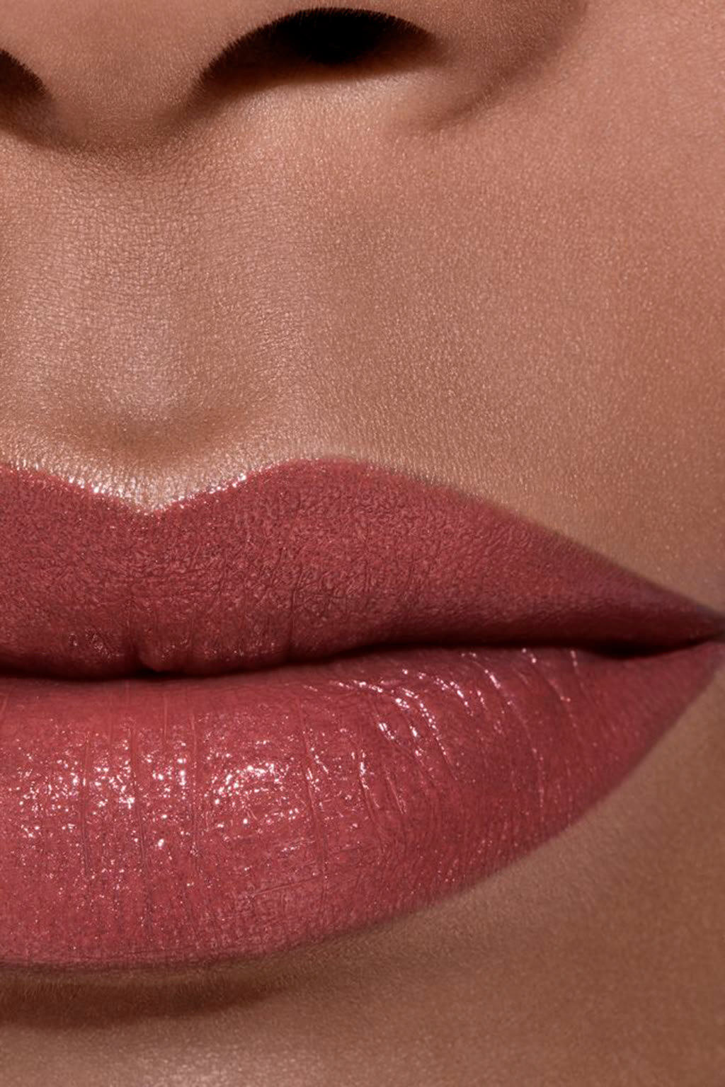 لون وإشراقة وكثافة بلمح البصر. ROUGE COCO FLASH