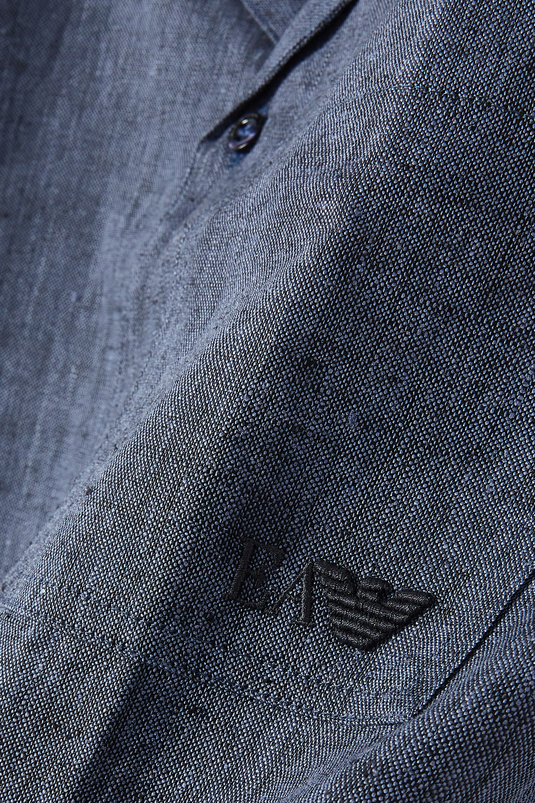 قميص بأكمام قصيرة وشعار الماركة للأطفال