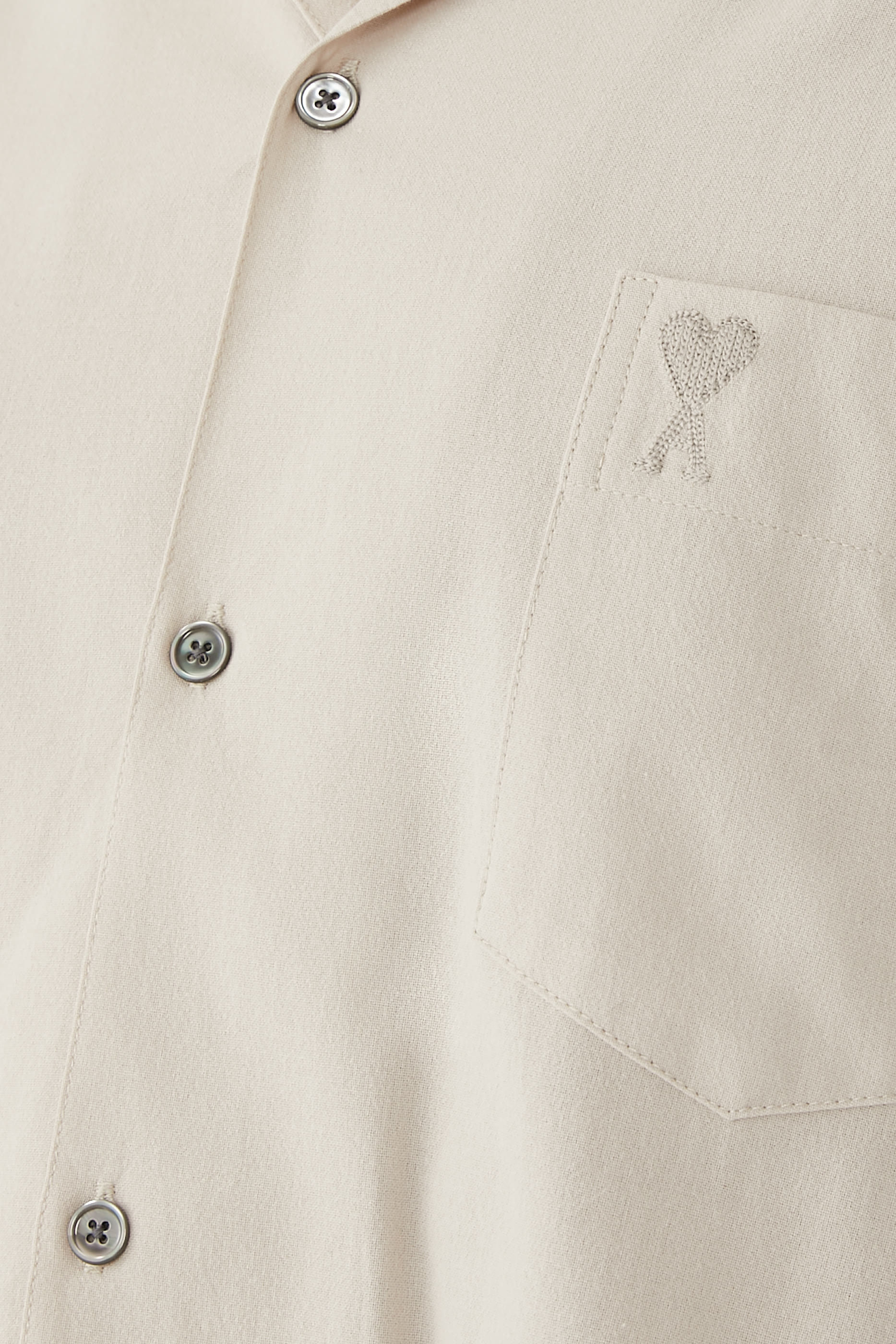 قميص بقصة مربعة