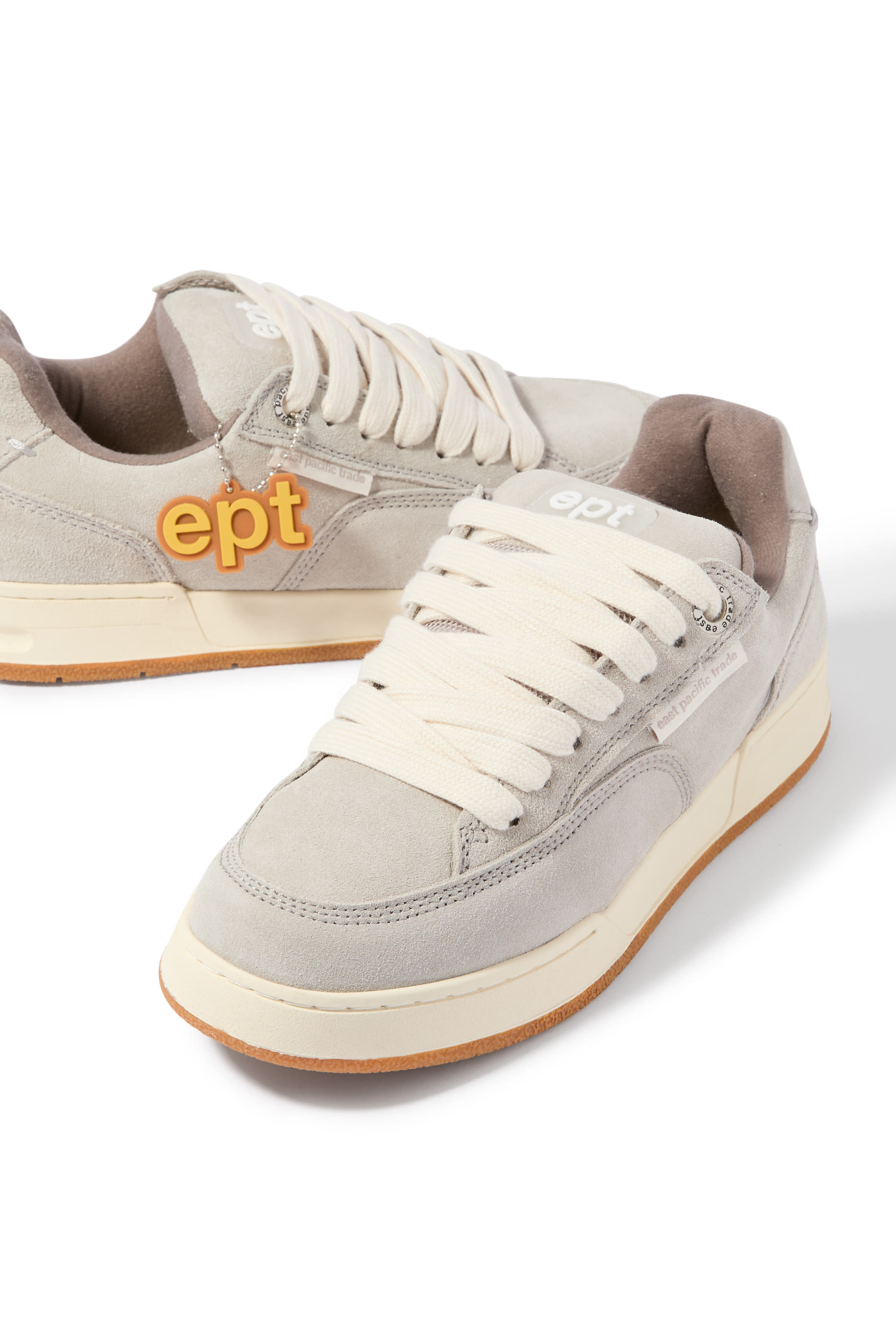 سنيكرز بلسان سميك