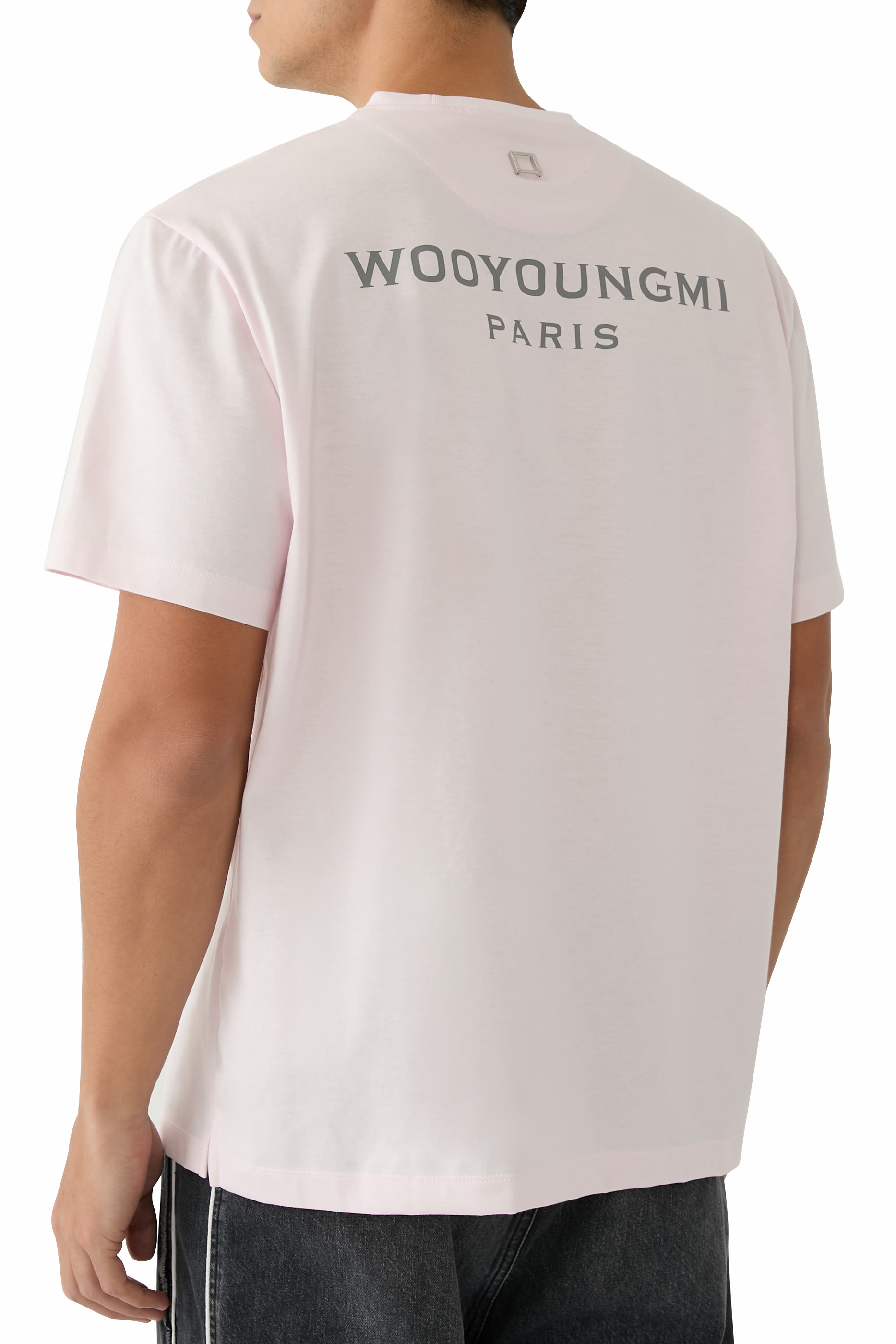 تيشيرت بشعار الماركة على الظهر قطن