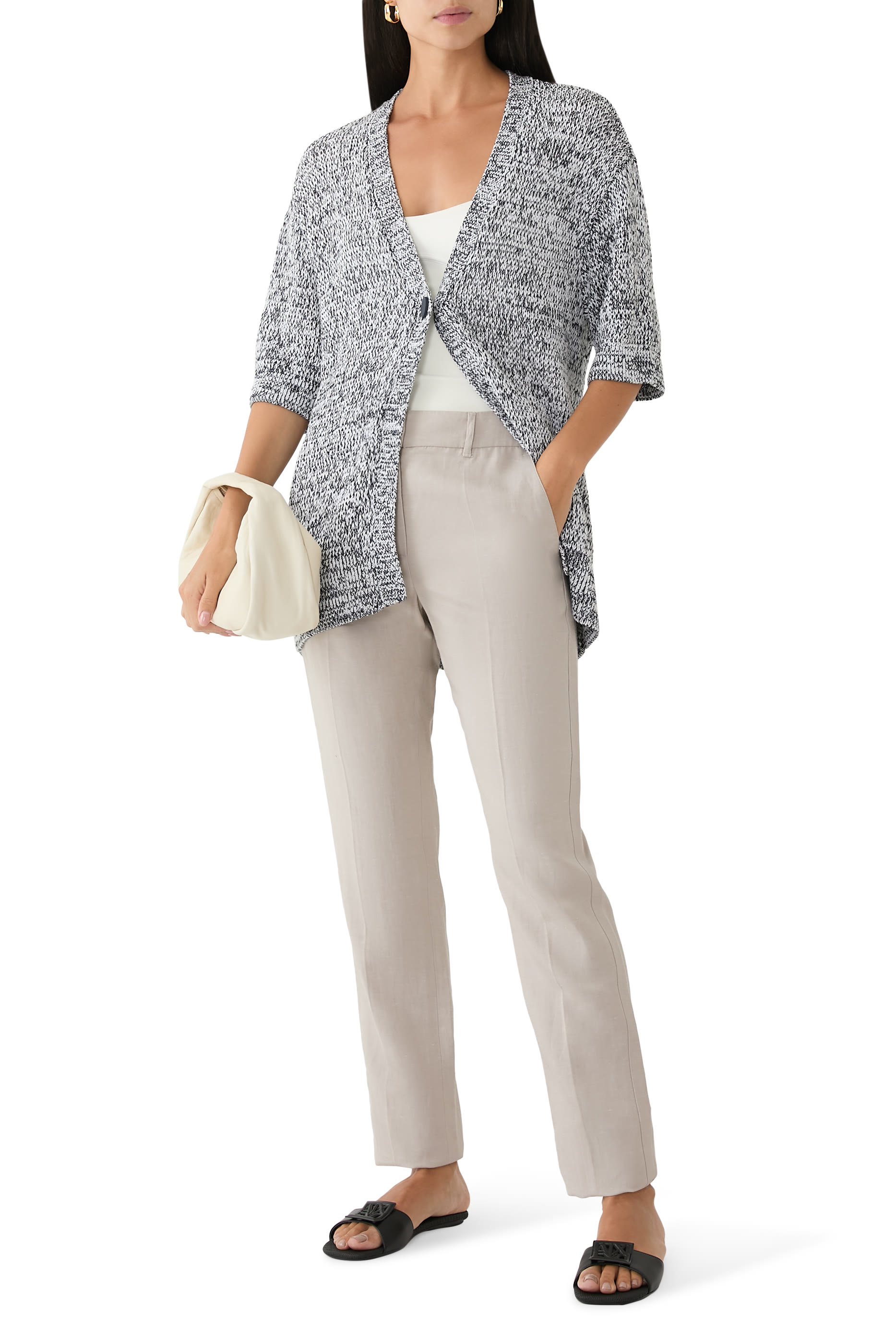 حذاء مفتوح بشعار الماركة