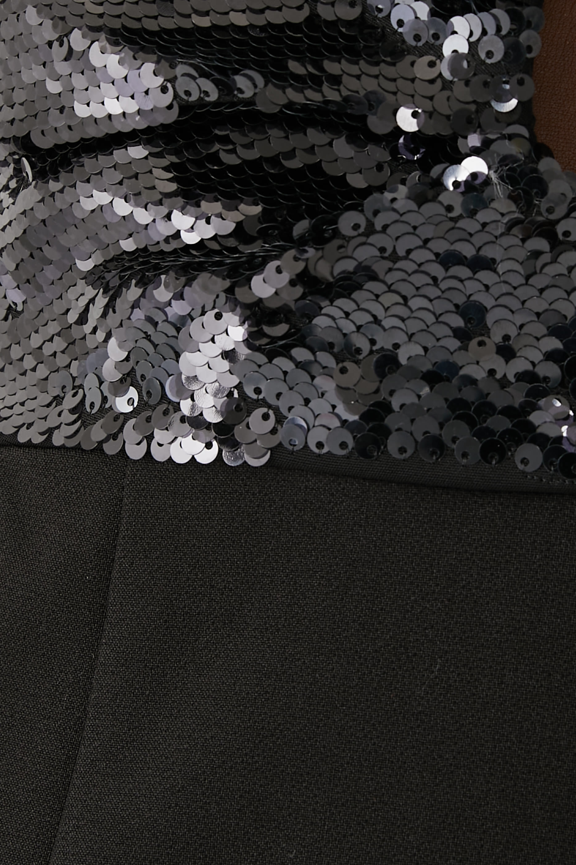 فستان طويل مطرز بلا حمالات