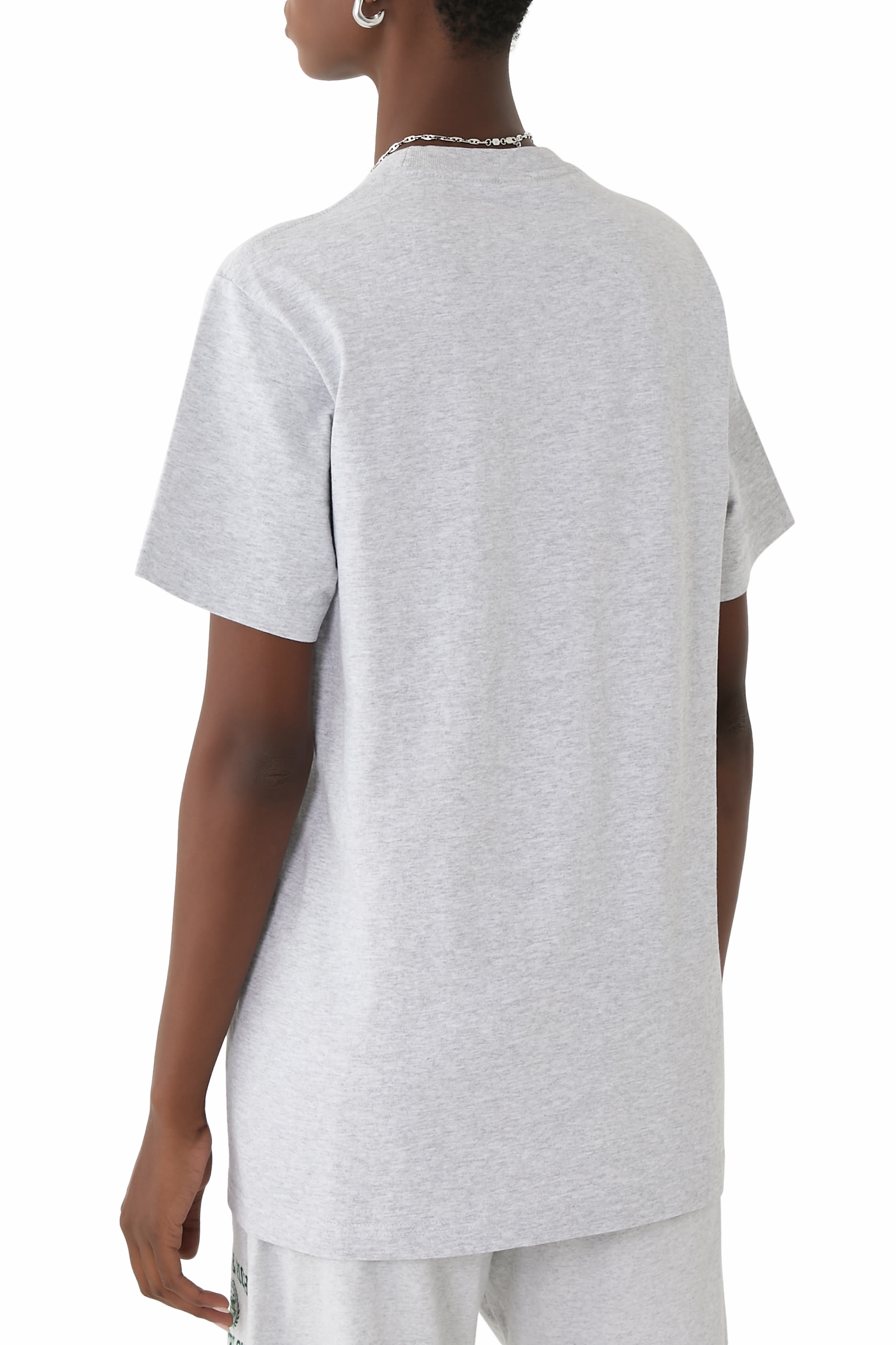 تيشيرت بتصميم جامعي وشعار الماركة