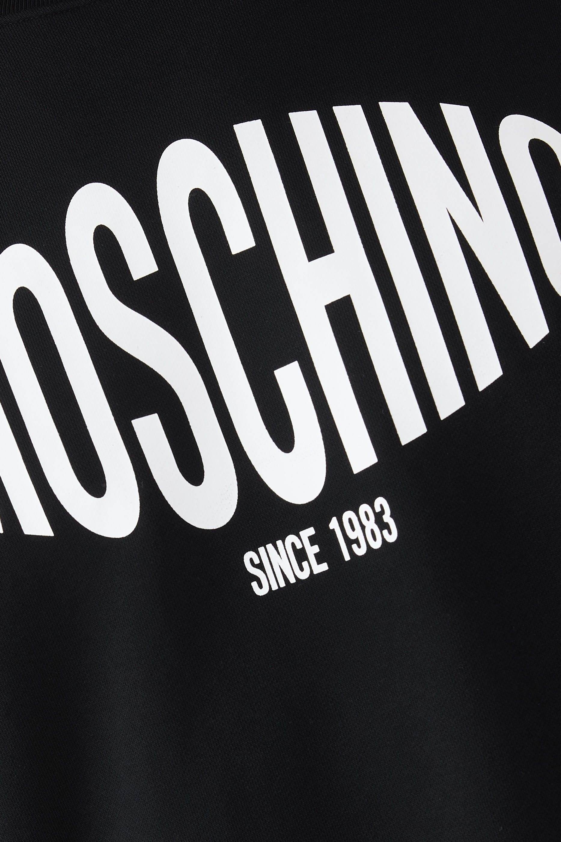 سويت شيرت بياقة ضيقة بشعار الماركة