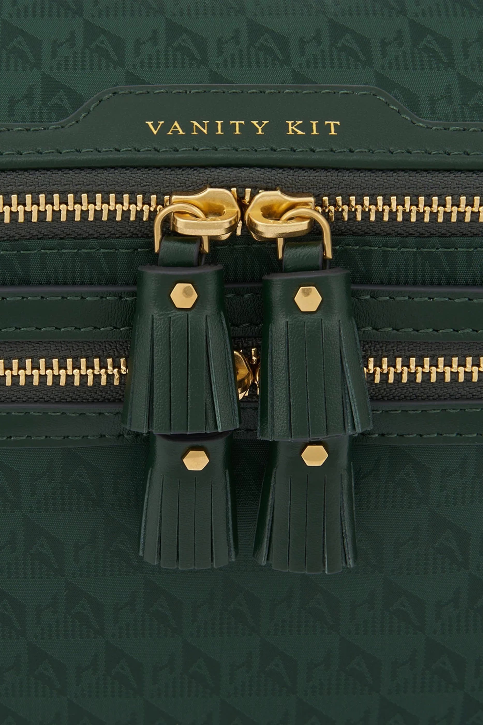 حقيبة بشعار الماركة لمجموعة مستحضرات التجميل