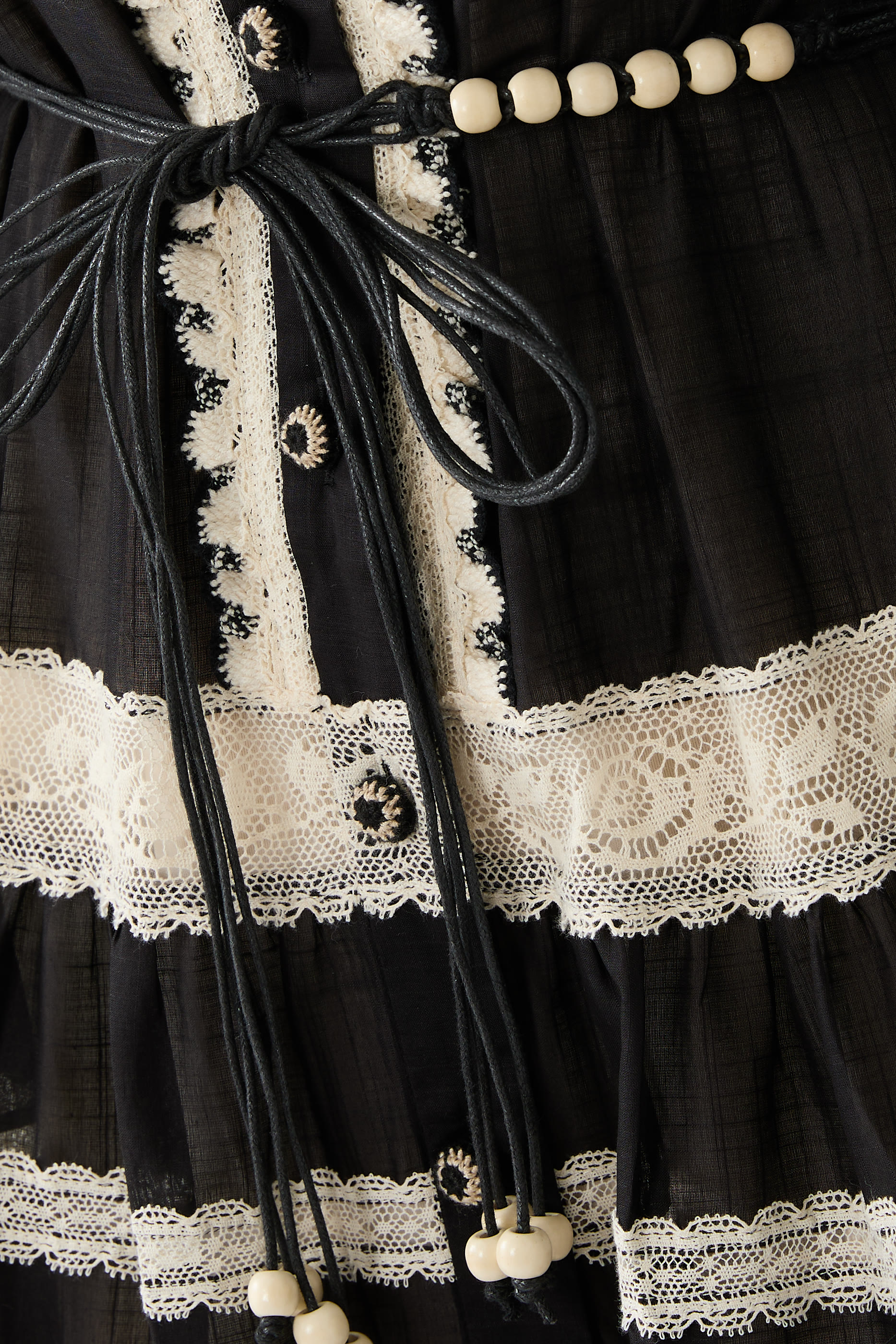 فستان ريانون بقصة واسعة دانتيل