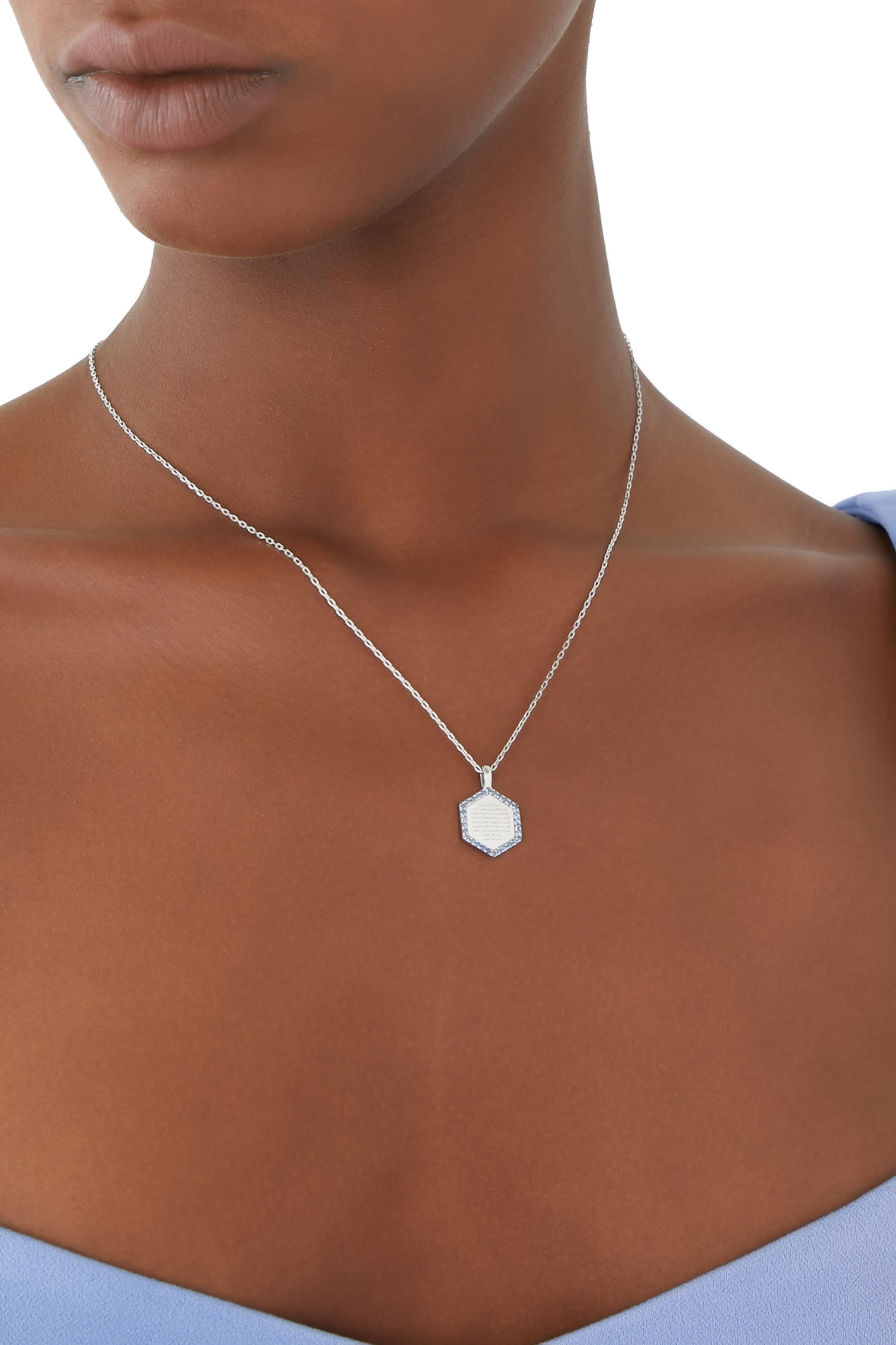 قلادة بدلاية بتصميم آية الكرسي مرصعة بالياقوت الأزرق ذهب أبيض عيار 18