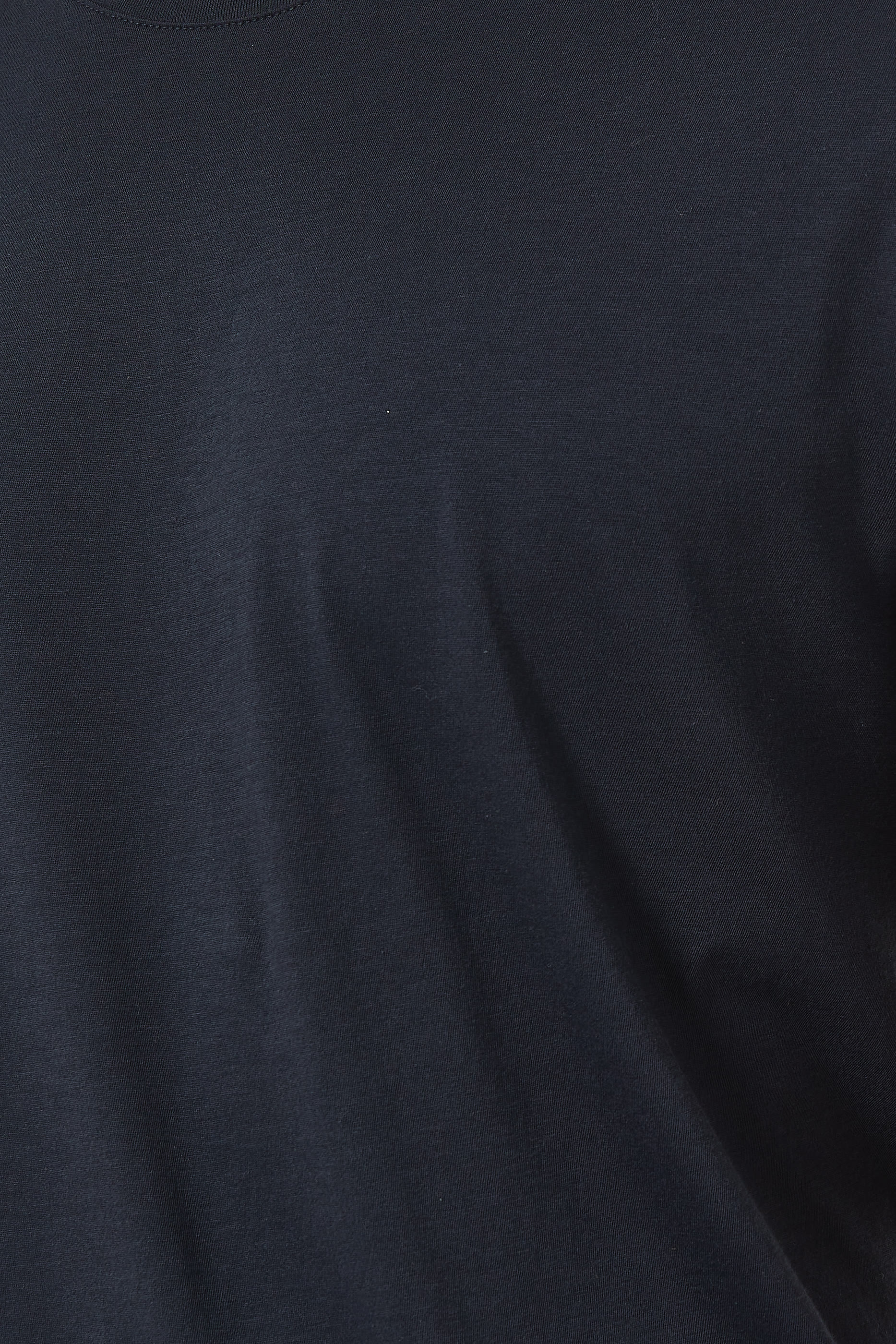 تي شيرت بفتحة رقبة مستديرة