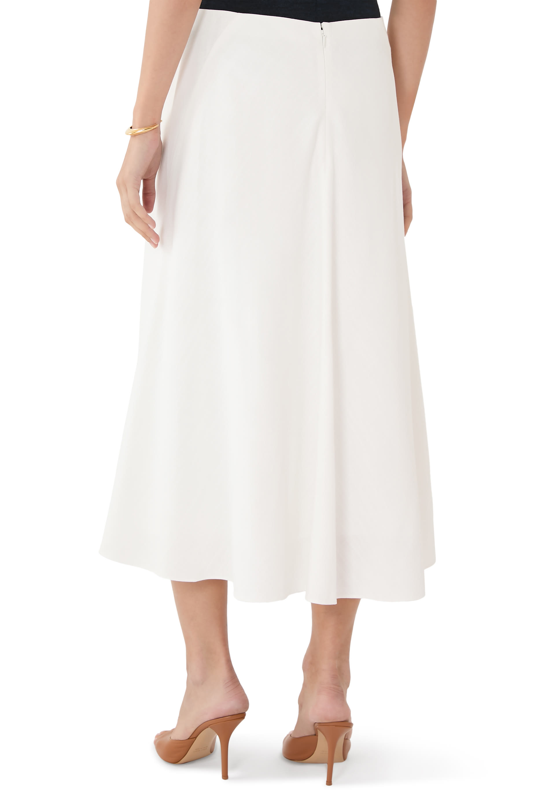 تنورة بقصة واسعة مائلة