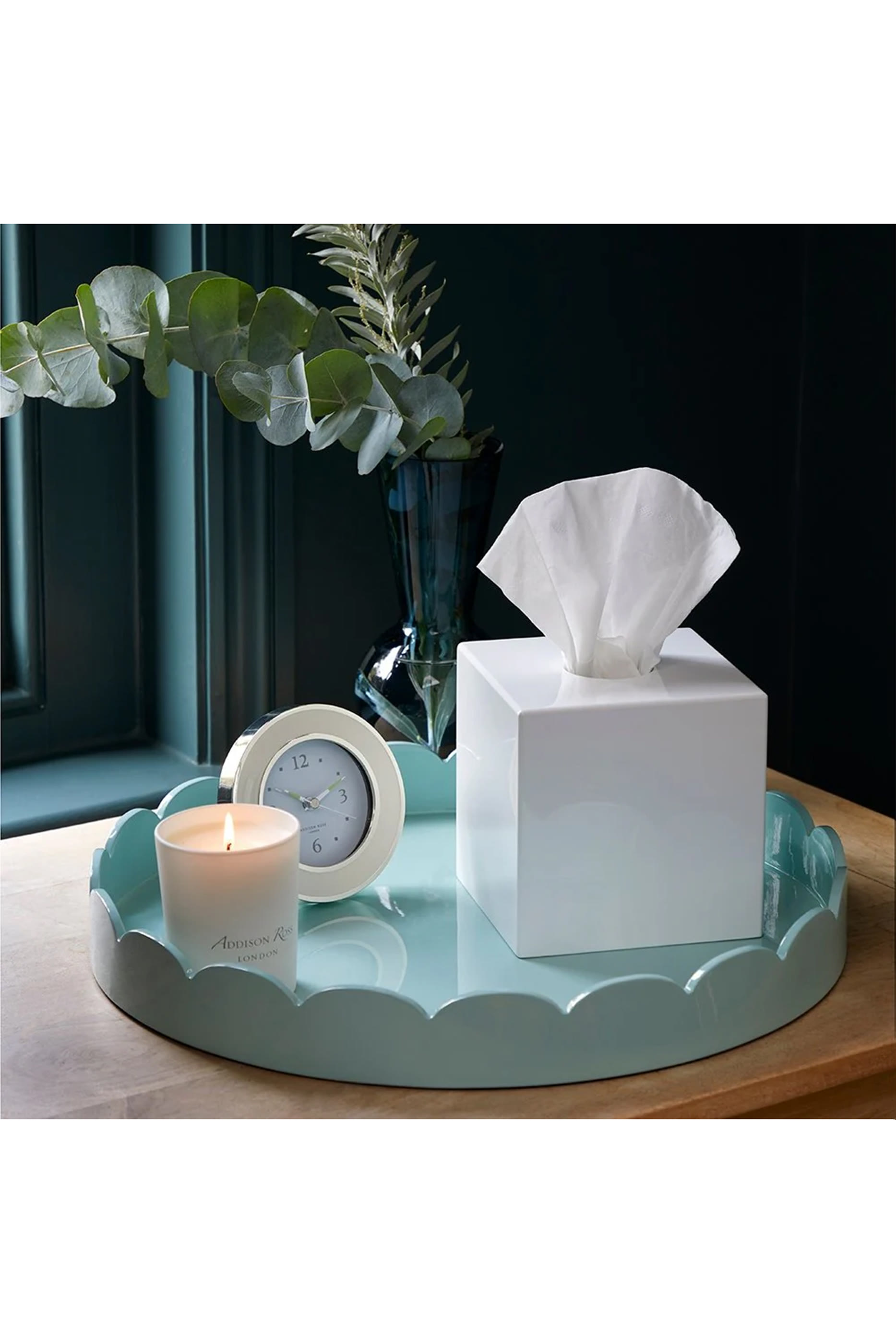 صينية دائرية بحواف صدفية