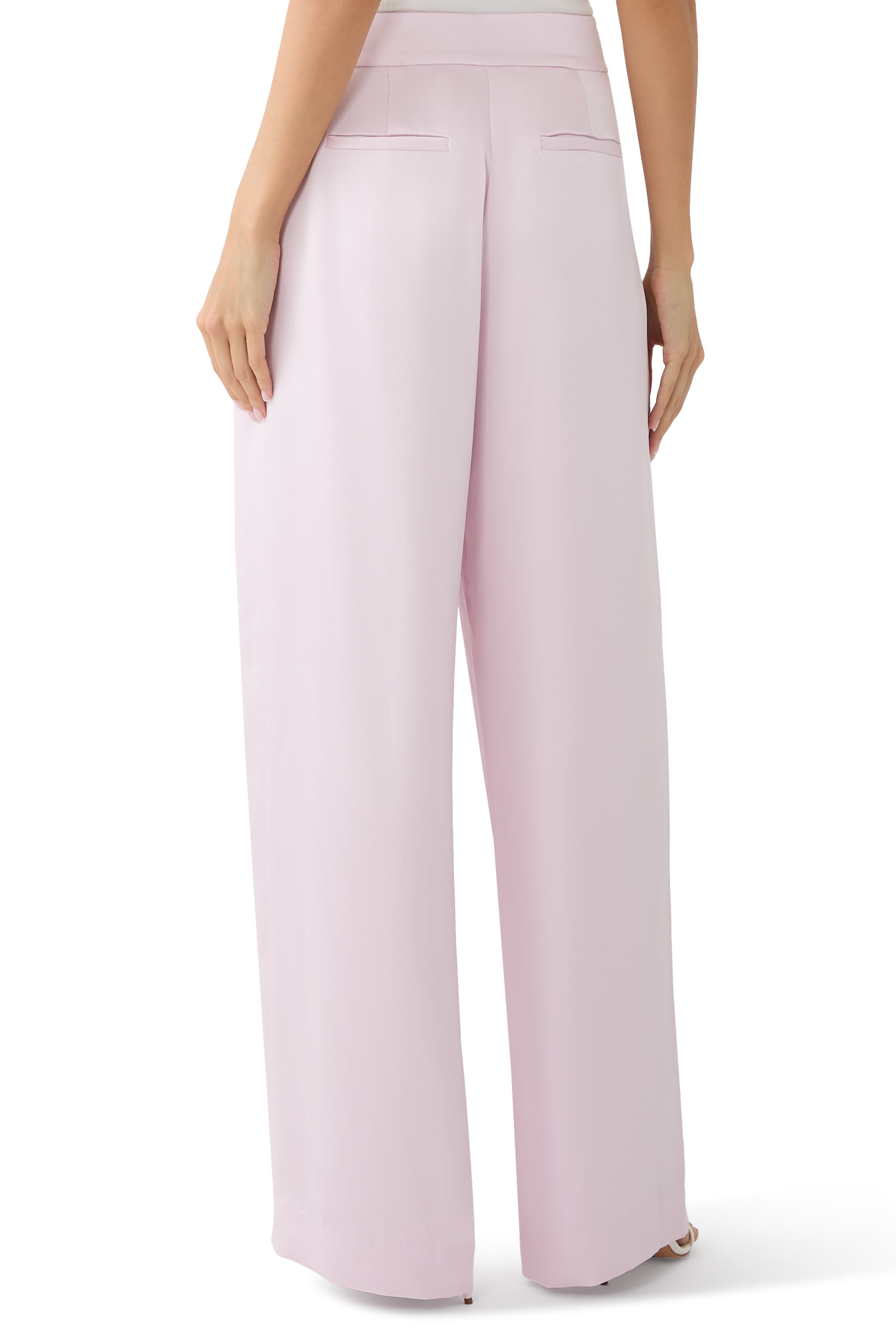 بنطال كيرا بقصة ساق واسعة