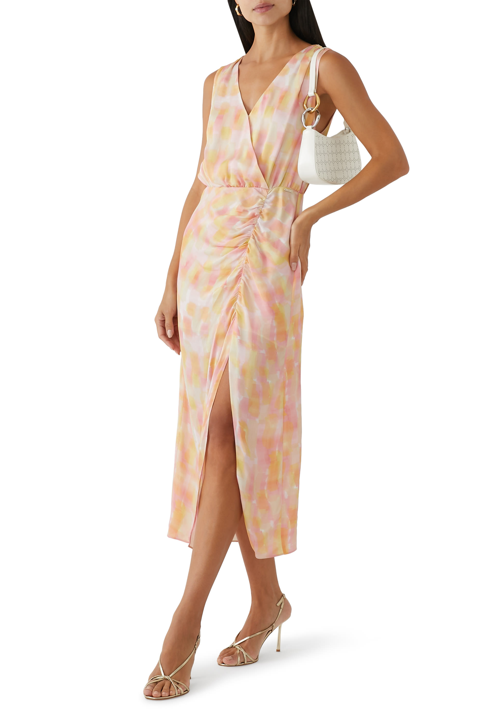 فستان طويل بياقة على شكل حرف V