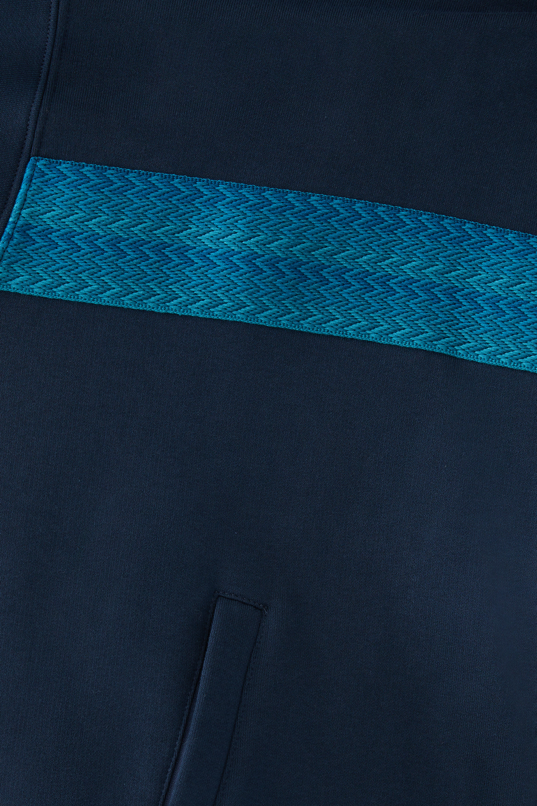 جاكيت بشعار الماركة وسحاب