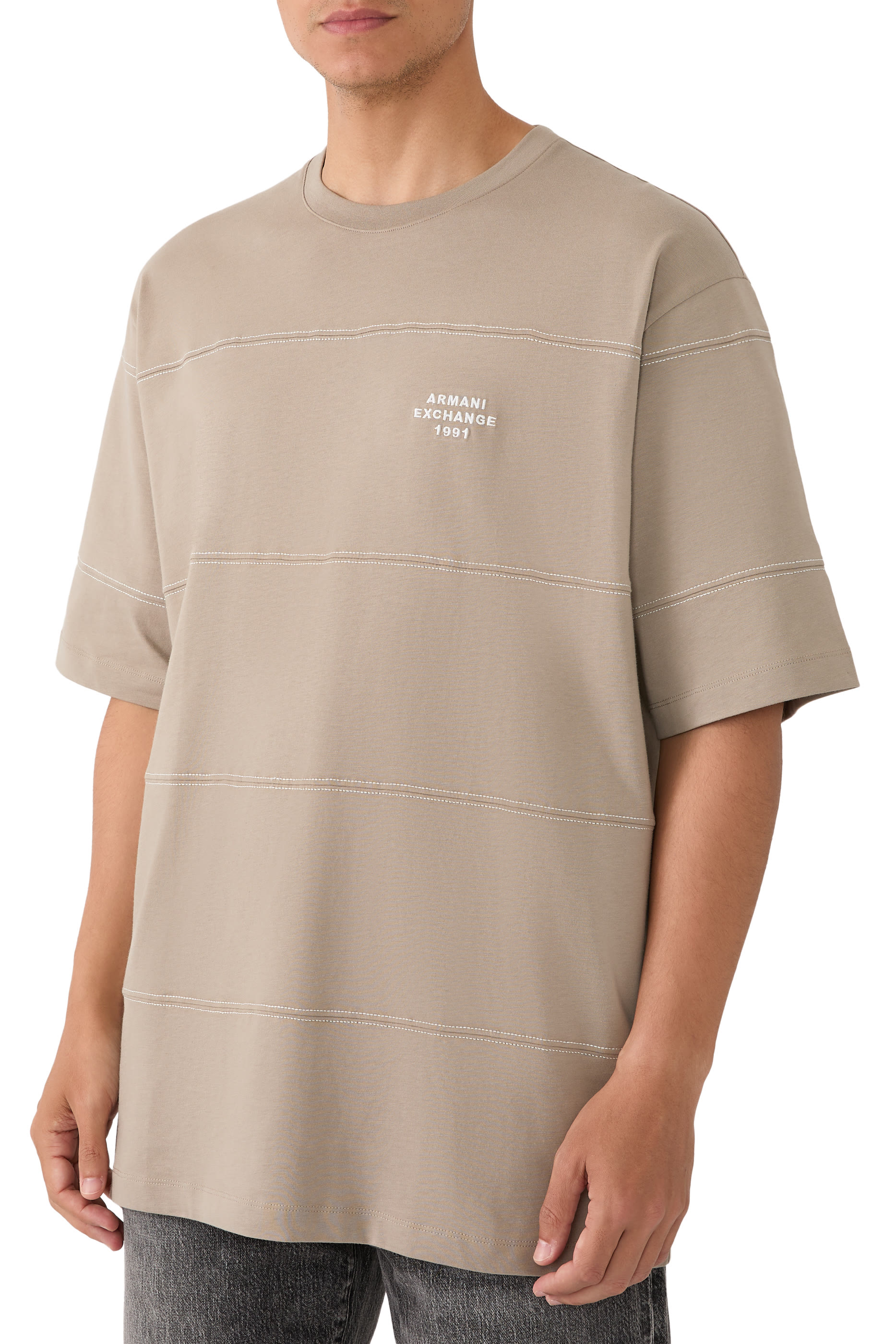 تيشيرت بحروف شعار الماركة