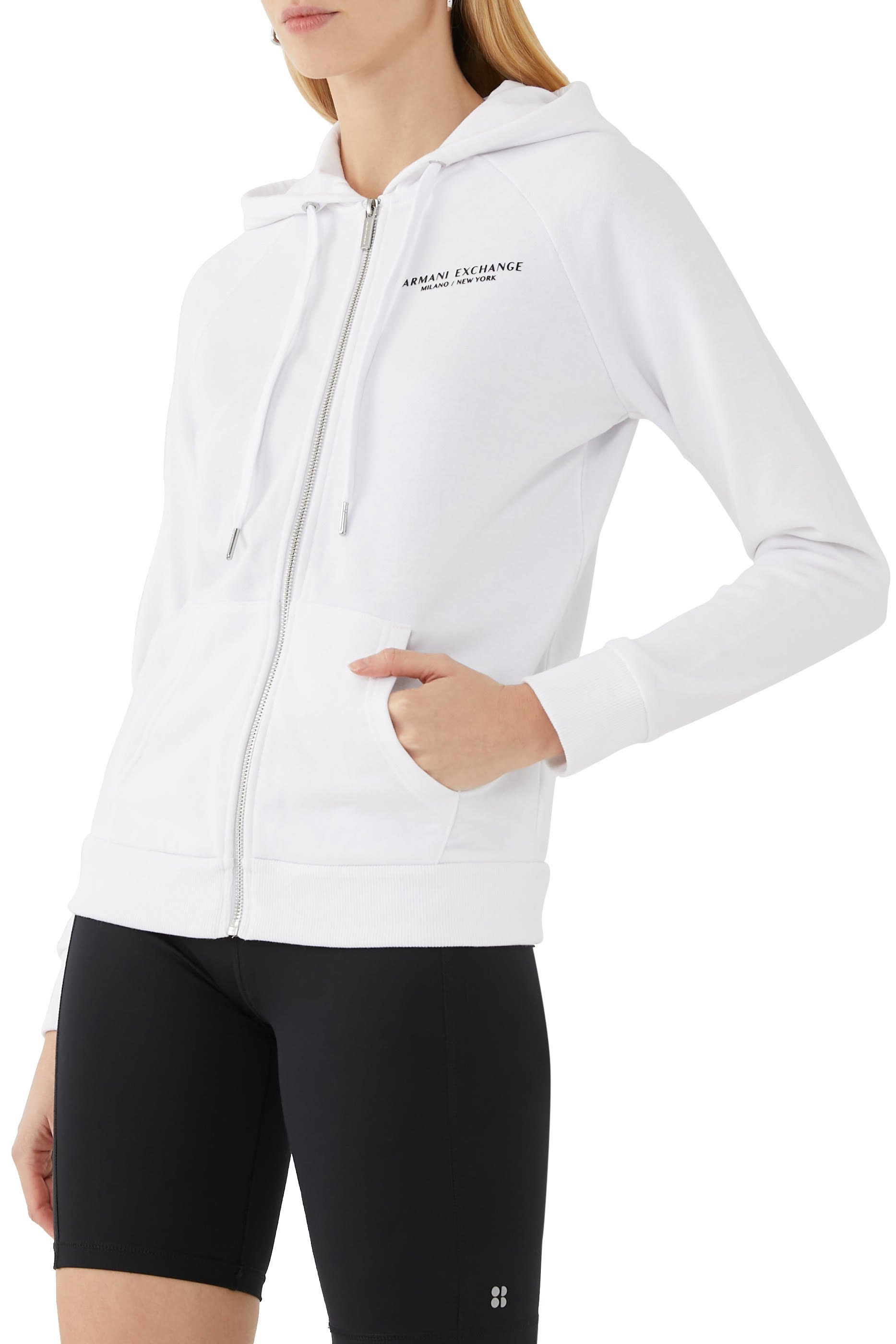 كنزة بغطاء رأس وسحّاب بشعار الماركة