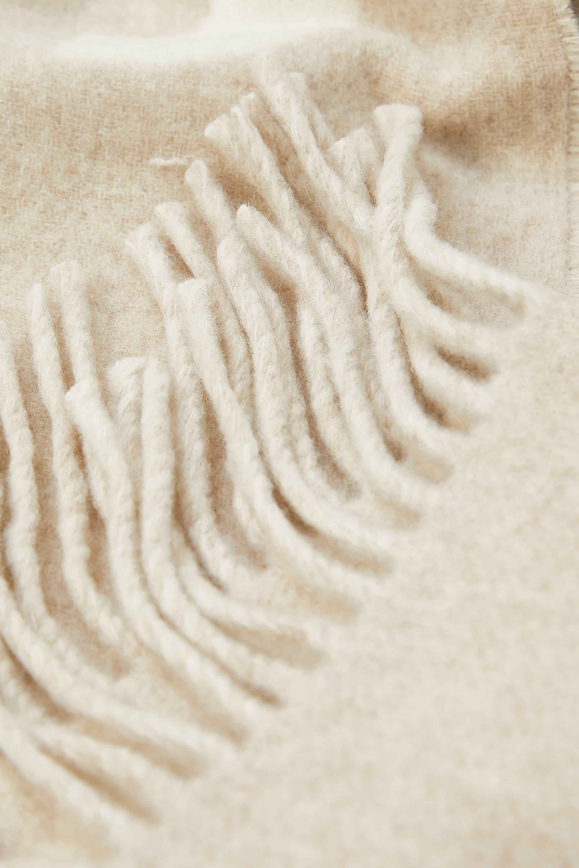 وشاح بشعار الماركة وشرابات