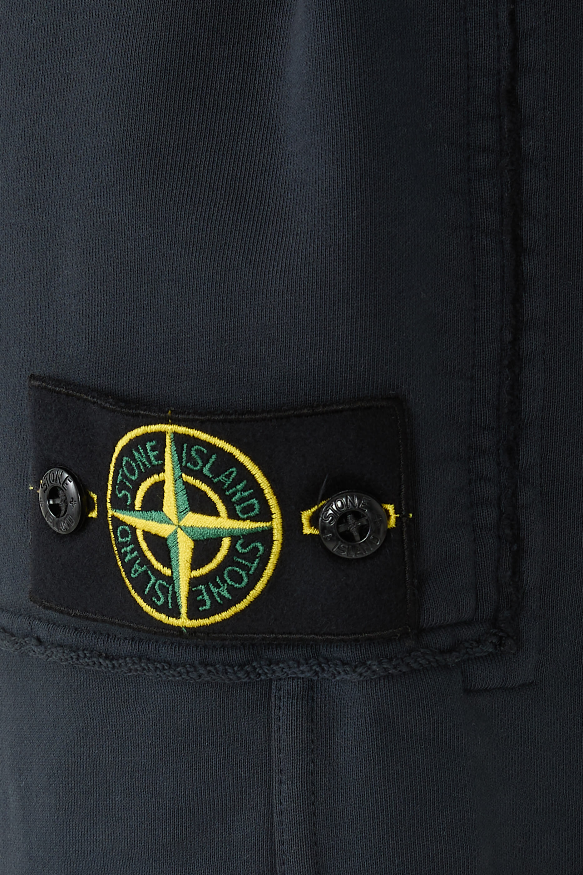 شورت برمودا بقصة عادية