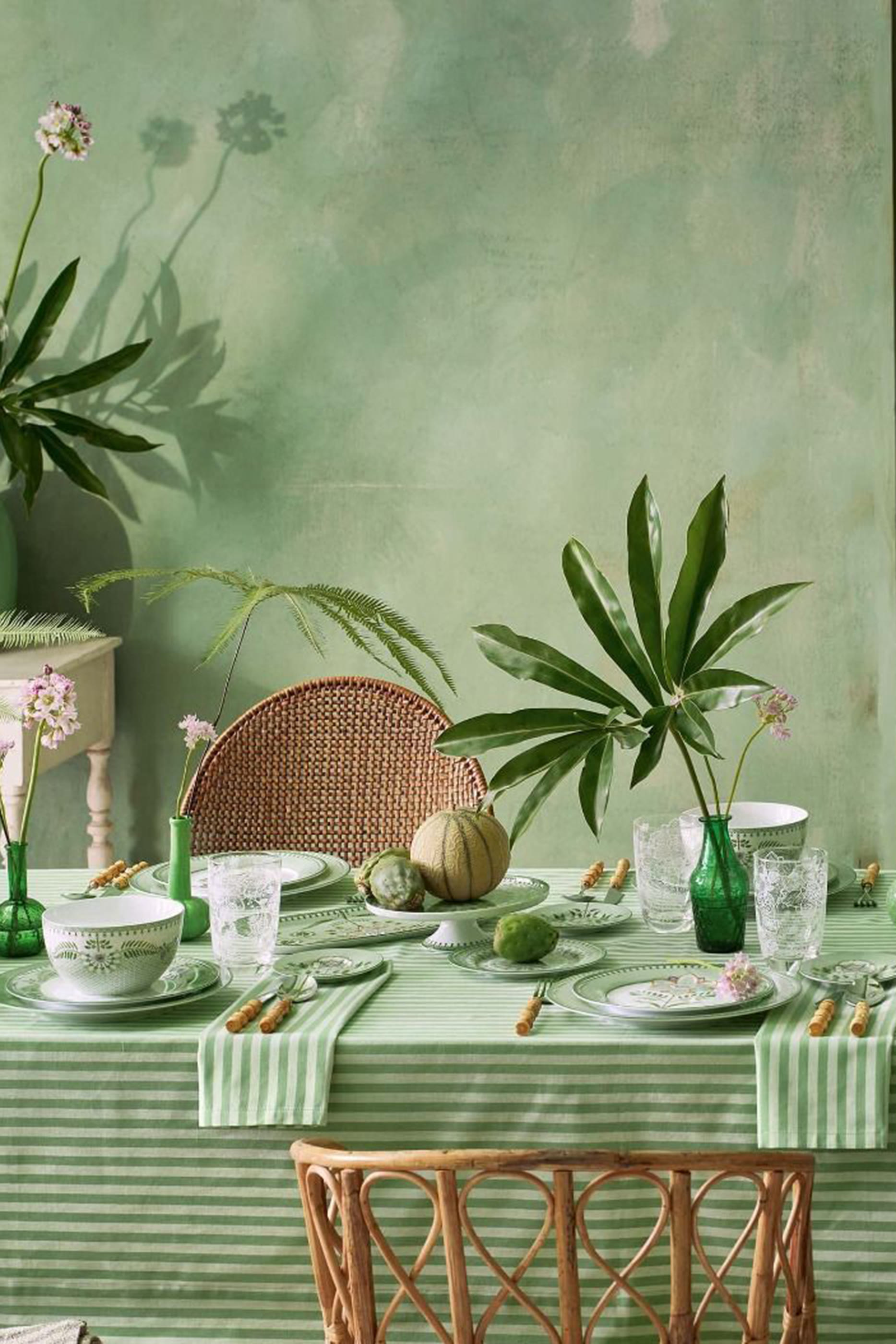 طبق معجنات بنقشة ليلي اند لوتس