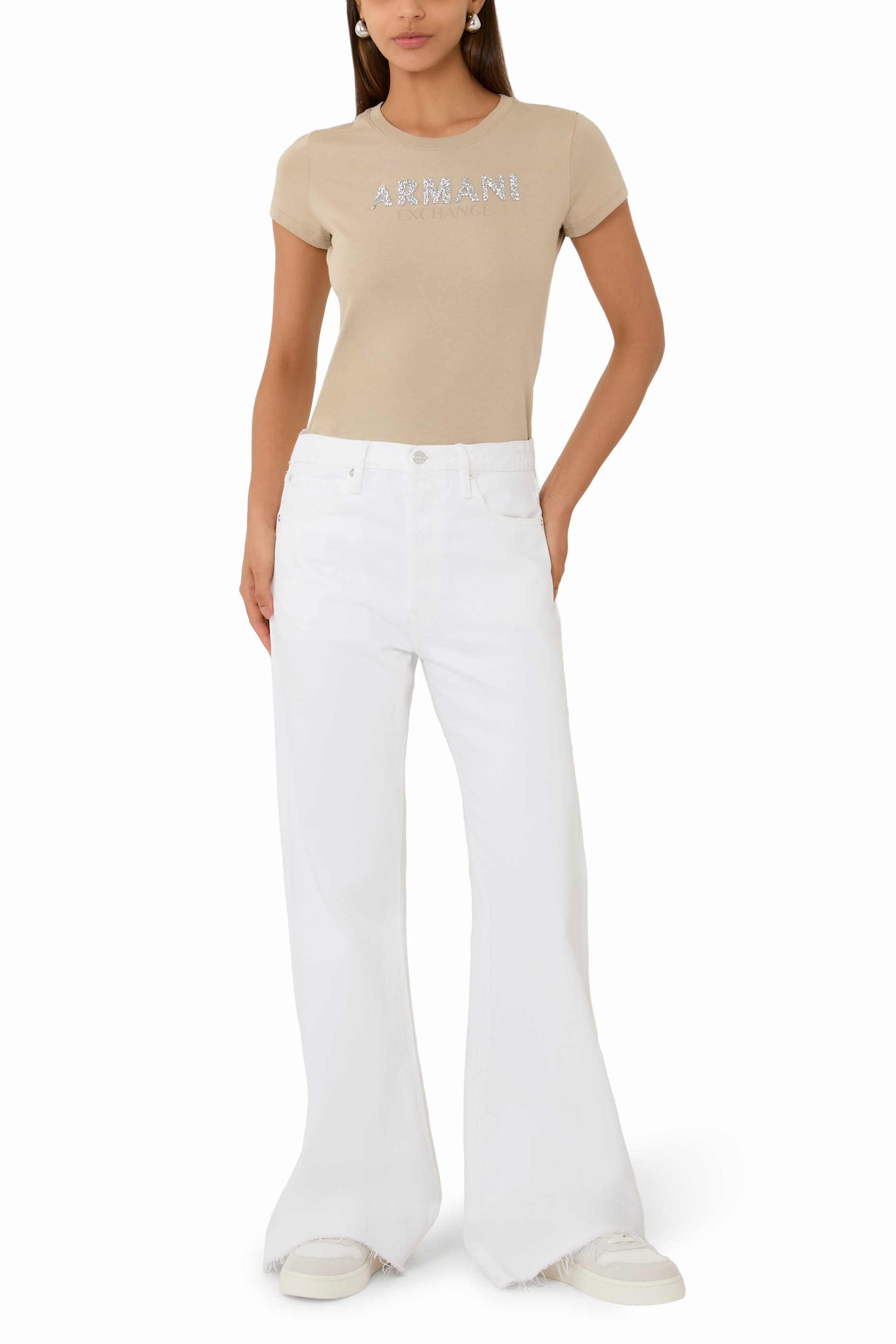 تيشيرت بقصة ضيقة بشعار الماركة قطن