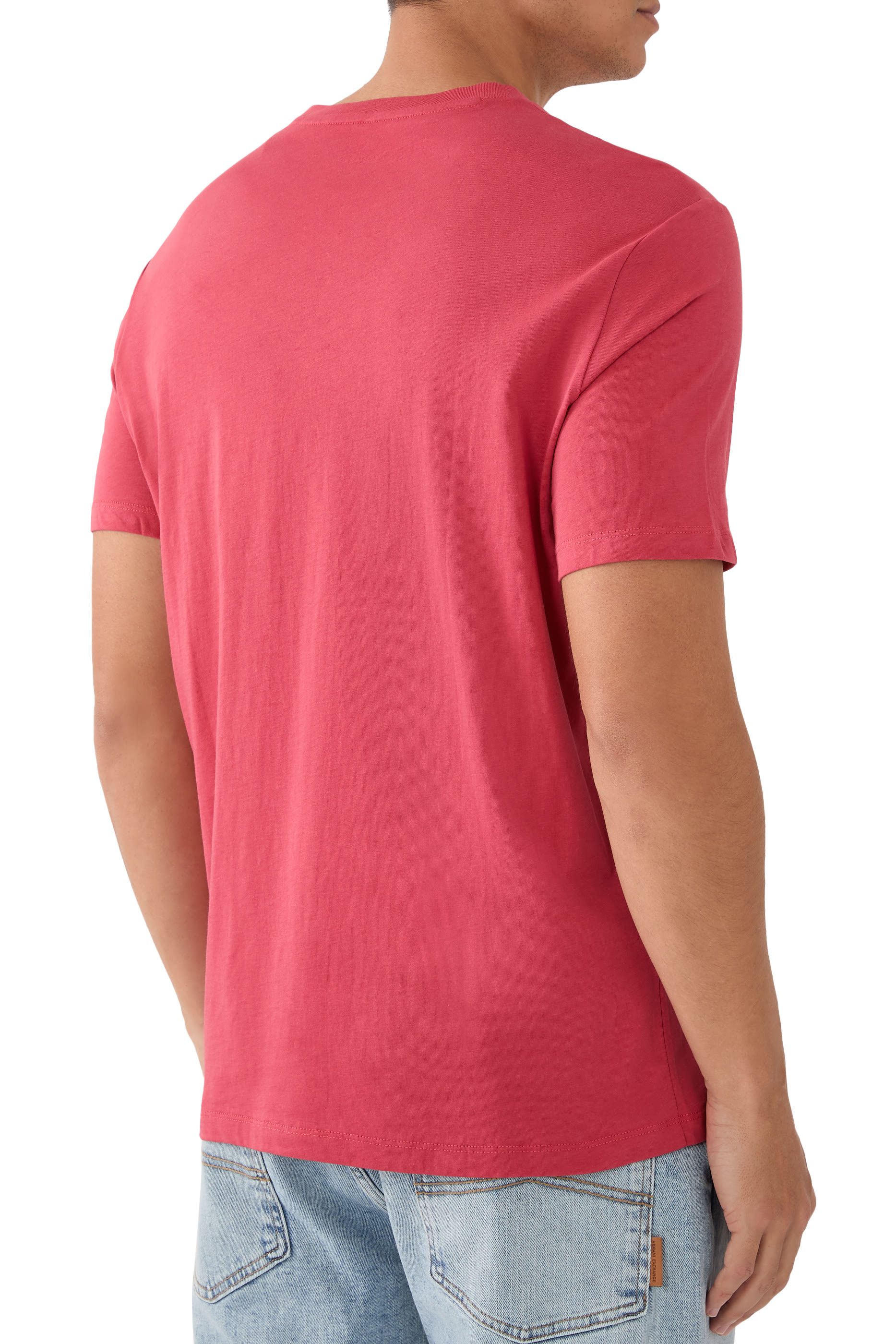 تيشيرت بشعار الماركة بقصة عادية