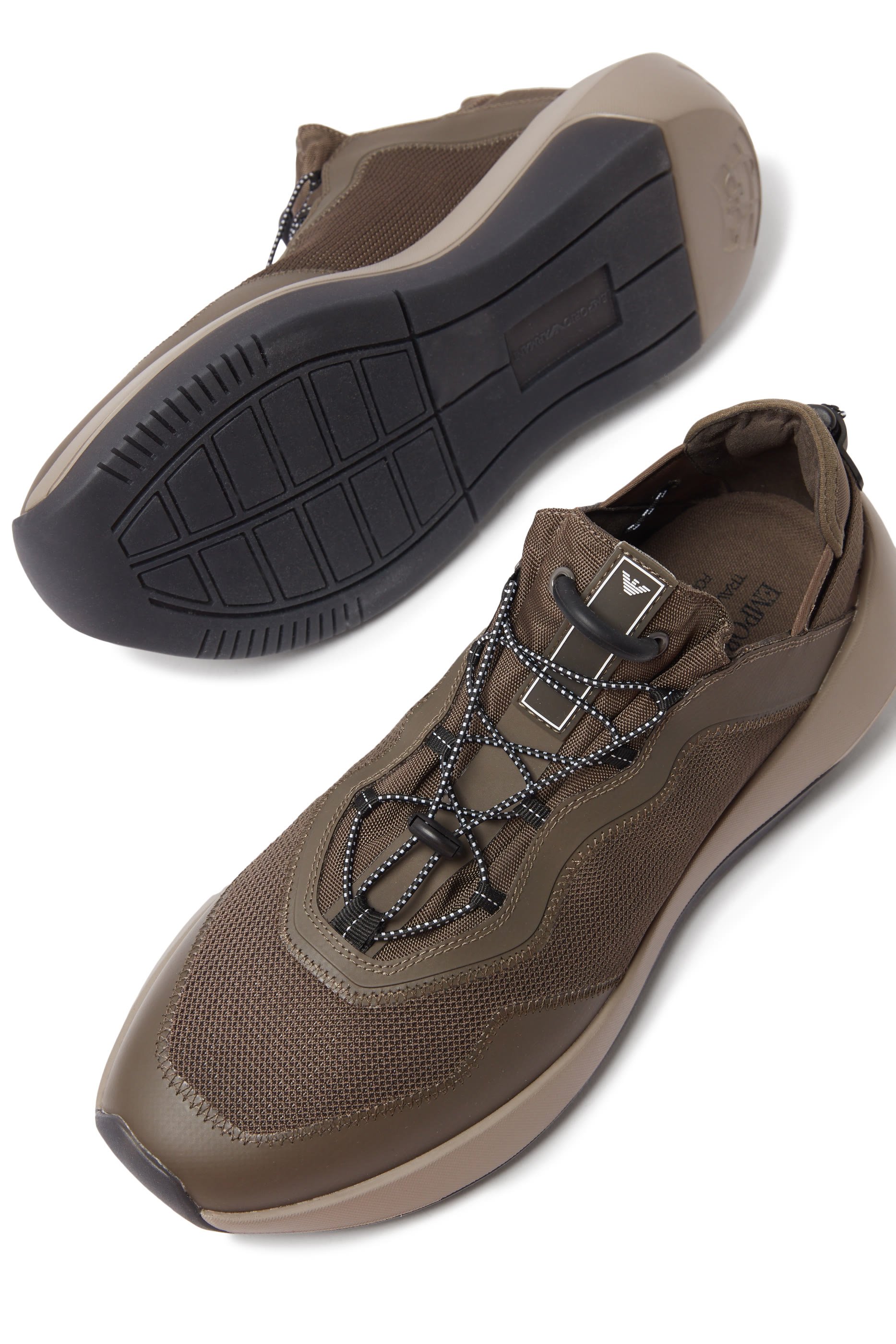 سنيكرز بأربطة قماش شبكي