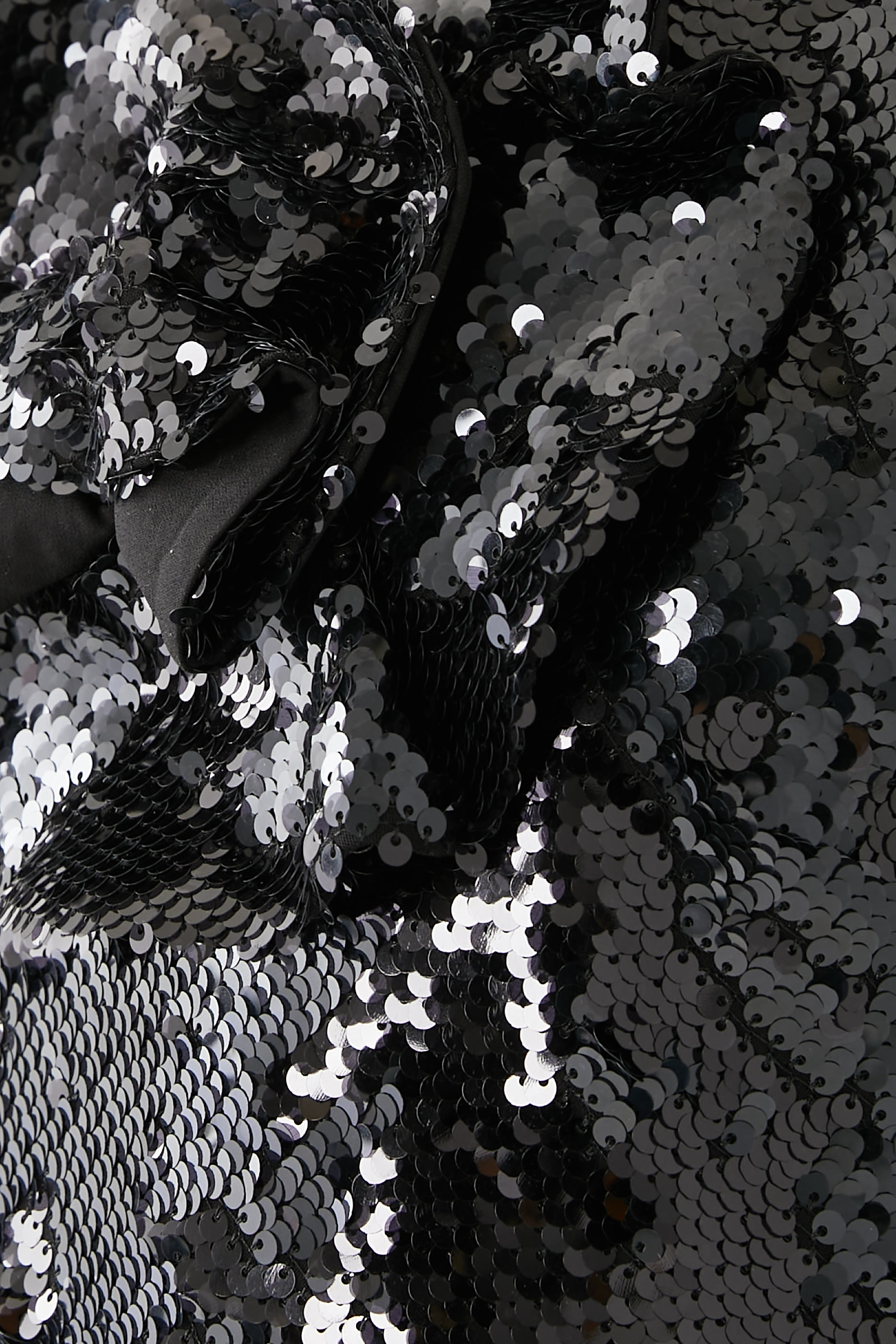 فستان طويل درابيه مزين بترتر وزهرة