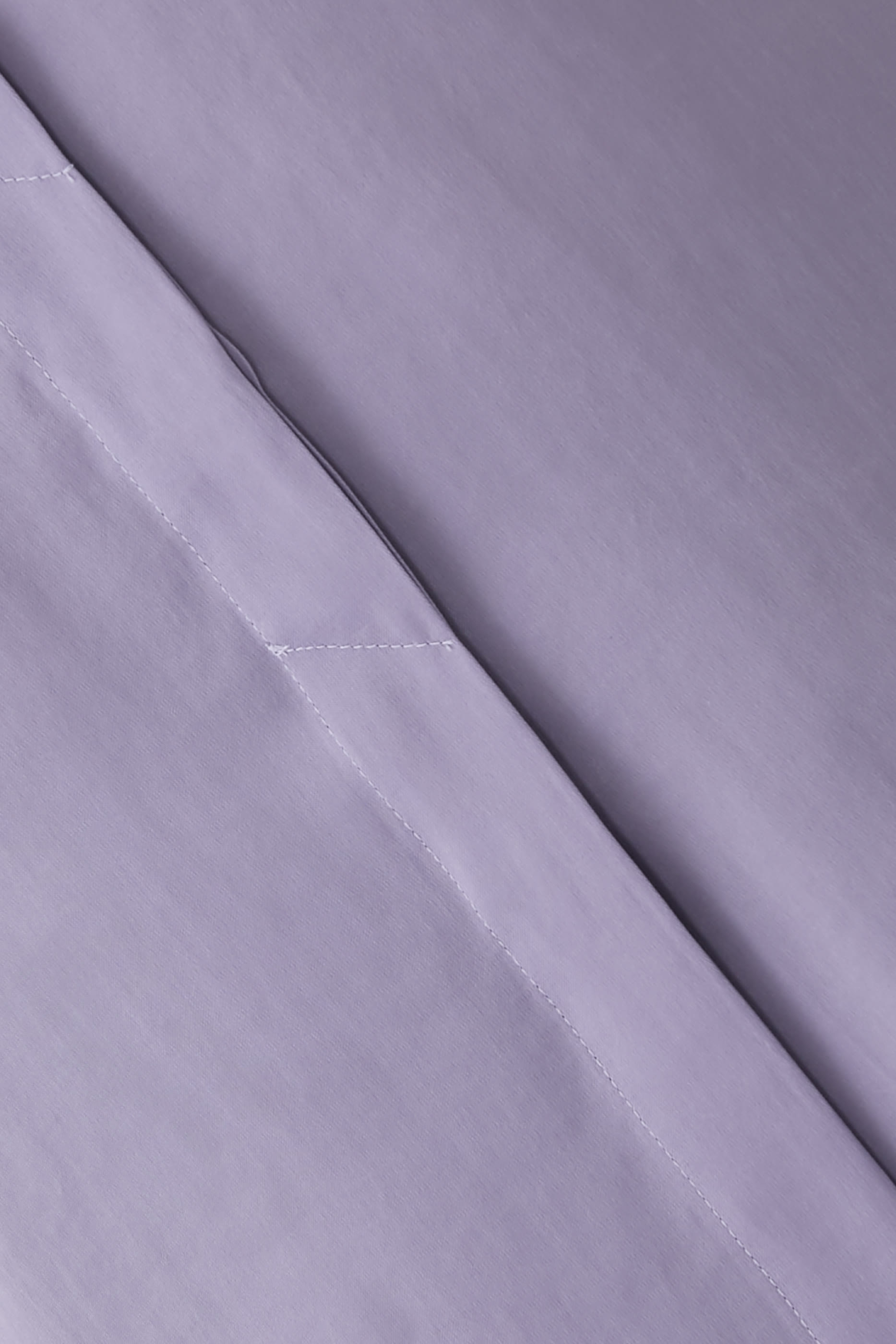 قميص بأكمام طويلة وأزرار سفلية