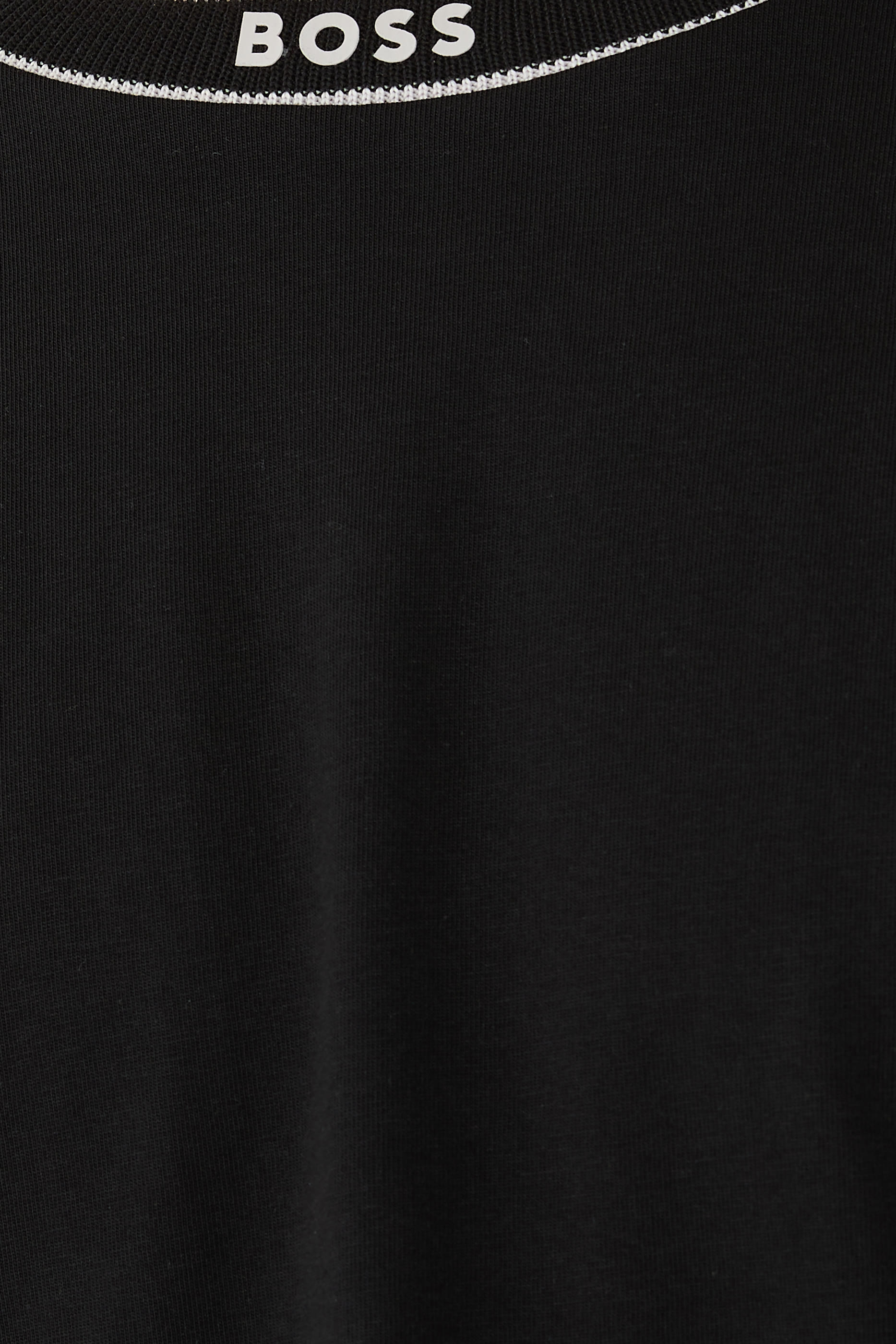 تيشيرت بياقة مخططة وشعار الماركة